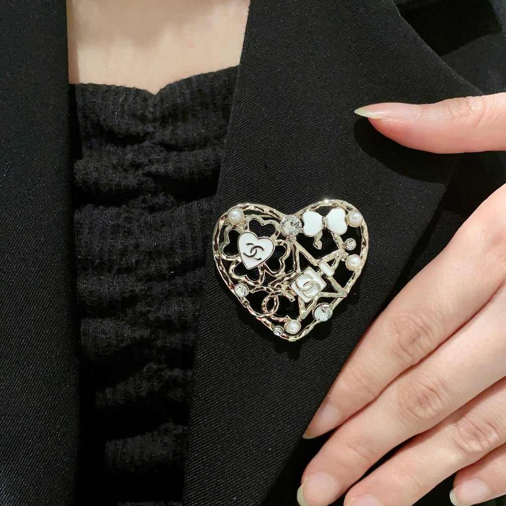 CHANEL 26S DOUBLE C LOGO WHITE ENAMEL HEART PEARL & CRYSTAL BROOCH IN GOLD METAL 629166