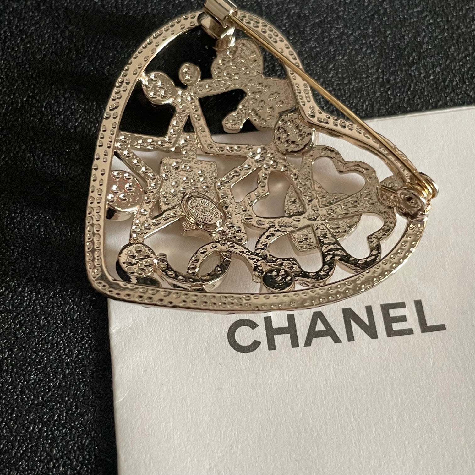 CHANEL 26S DOUBLE C LOGO WHITE ENAMEL HEART PEARL & CRYSTAL BROOCH IN GOLD METAL 629166