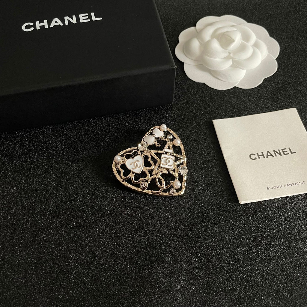 CHANEL 26S DOUBLE C LOGO WHITE ENAMEL HEART PEARL & CRYSTAL BROOCH IN GOLD METAL 629166