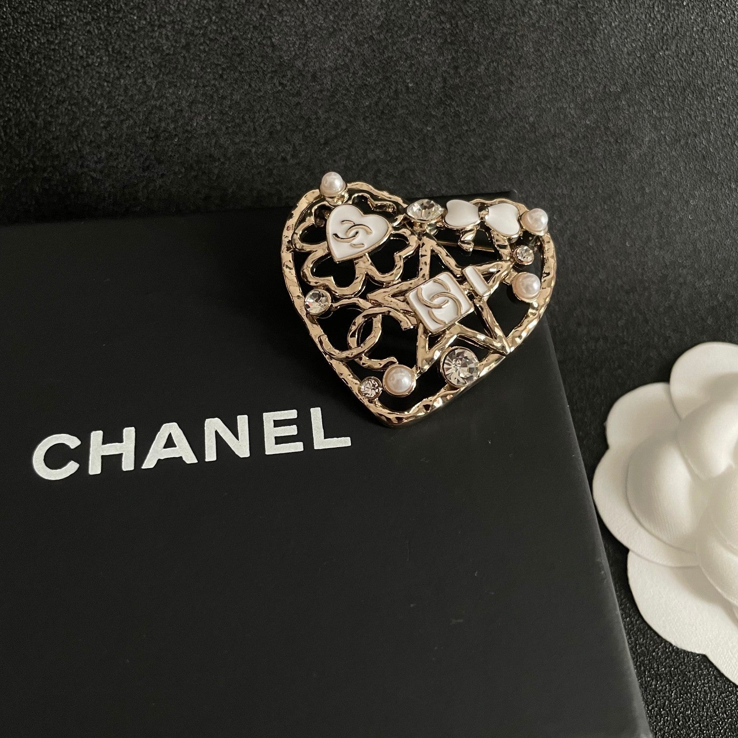 CHANEL 26S DOUBLE C LOGO WHITE ENAMEL HEART PEARL & CRYSTAL BROOCH IN GOLD METAL 629166