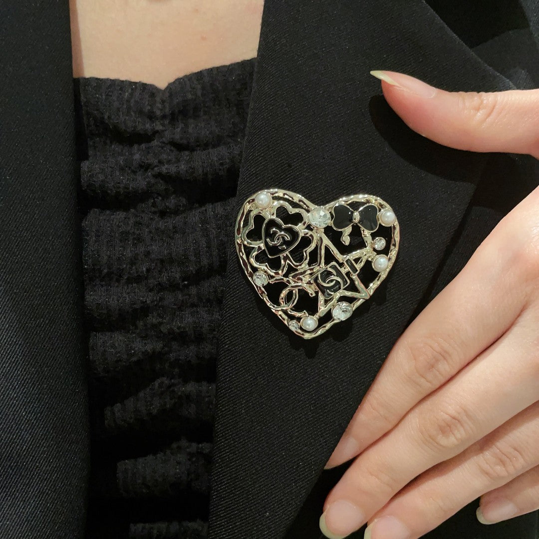 CHANEL 26S DOUBLE C LOGO HEART PEARL & CRYSTAL BROOCH IN GOLD METAL 629167