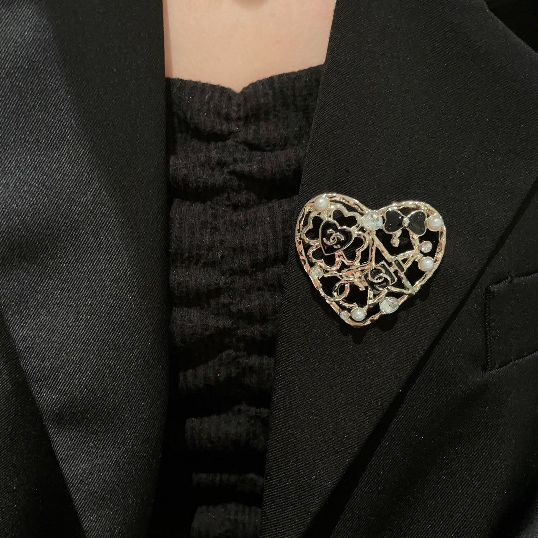 CHANEL 26S DOUBLE C LOGO HEART PEARL & CRYSTAL BROOCH IN GOLD METAL 629167