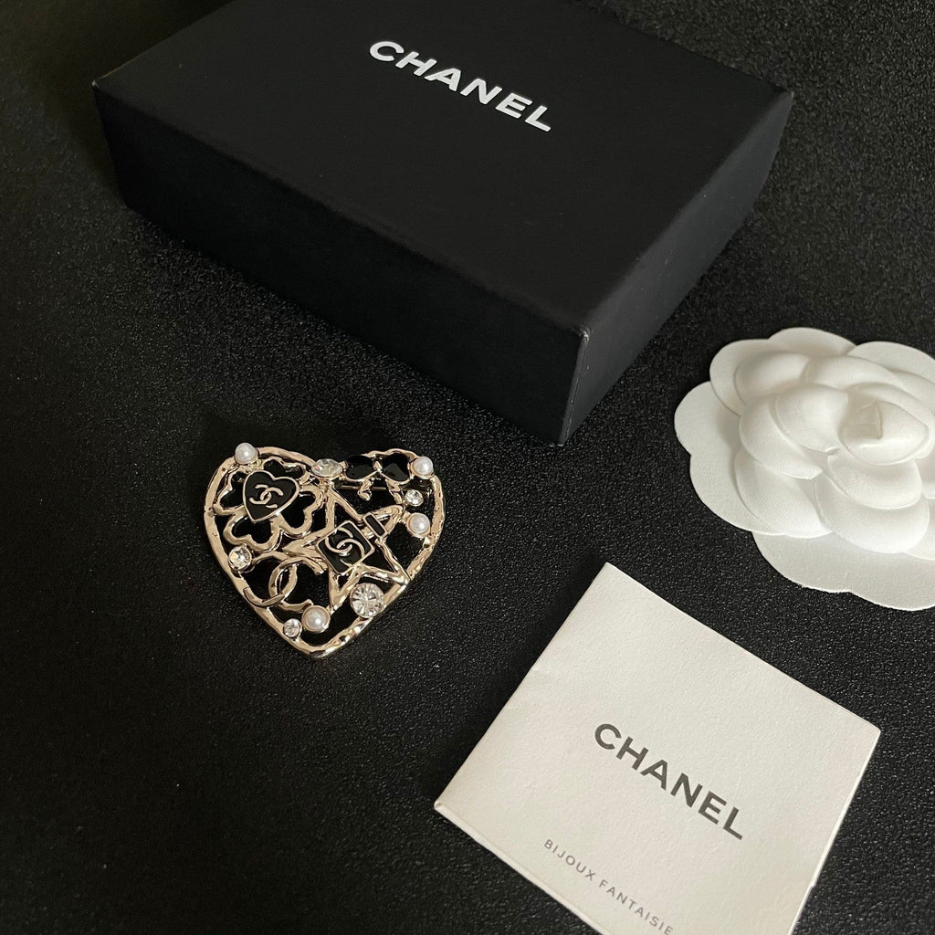CHANEL 26S DOUBLE C LOGO HEART PEARL & CRYSTAL BROOCH IN GOLD METAL 629167