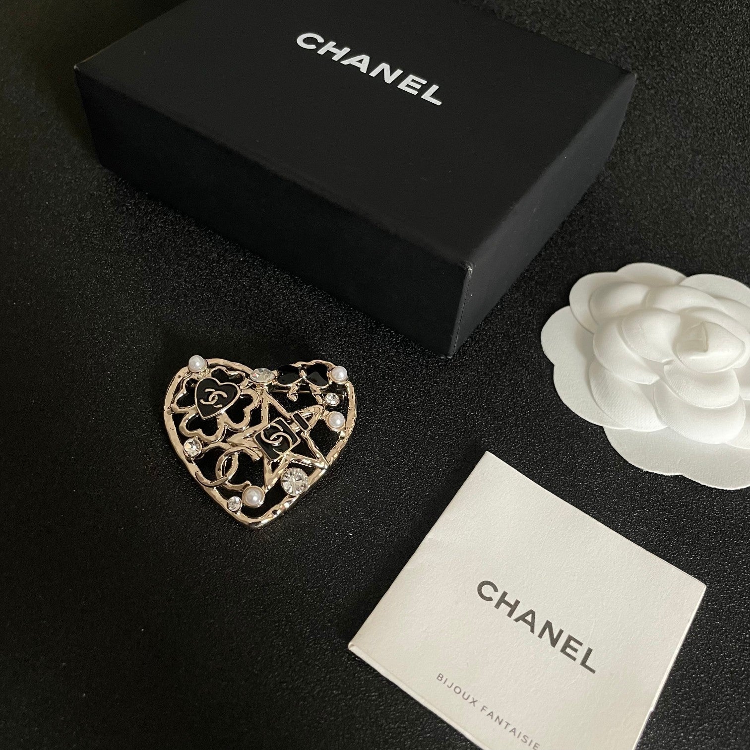 CHANEL 26S DOUBLE C LOGO HEART PEARL & CRYSTAL BROOCH IN GOLD METAL 629167