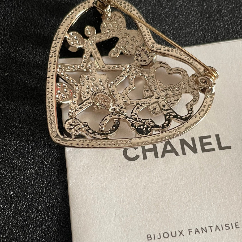 CHANEL 26S DOUBLE C LOGO HEART PEARL & CRYSTAL BROOCH IN GOLD METAL 629167