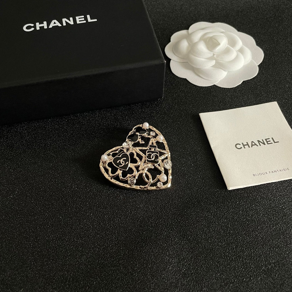 CHANEL 26S DOUBLE C LOGO HEART PEARL & CRYSTAL BROOCH IN GOLD METAL 629167