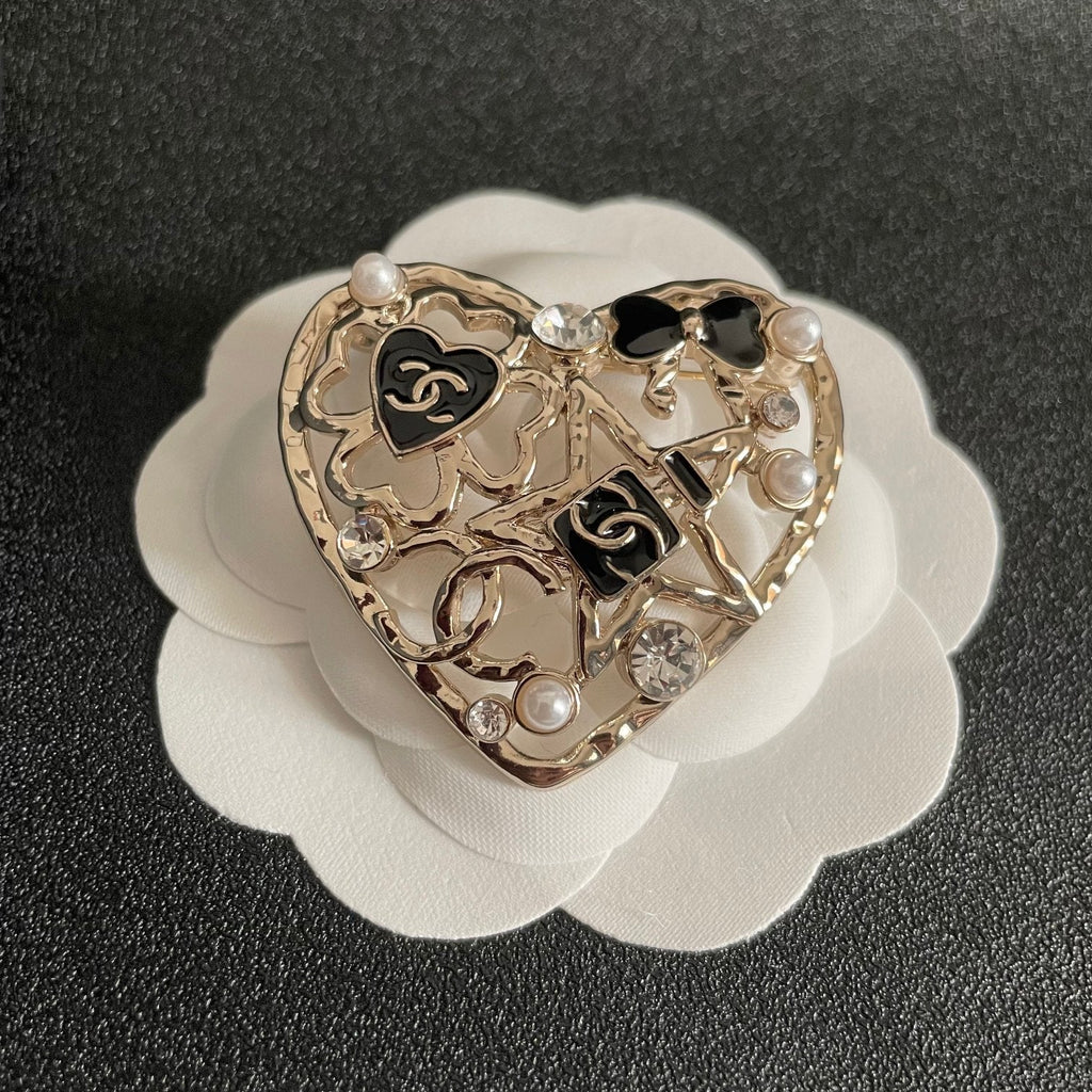 CHANEL 26S DOUBLE C LOGO HEART PEARL & CRYSTAL BROOCH IN GOLD METAL 629167