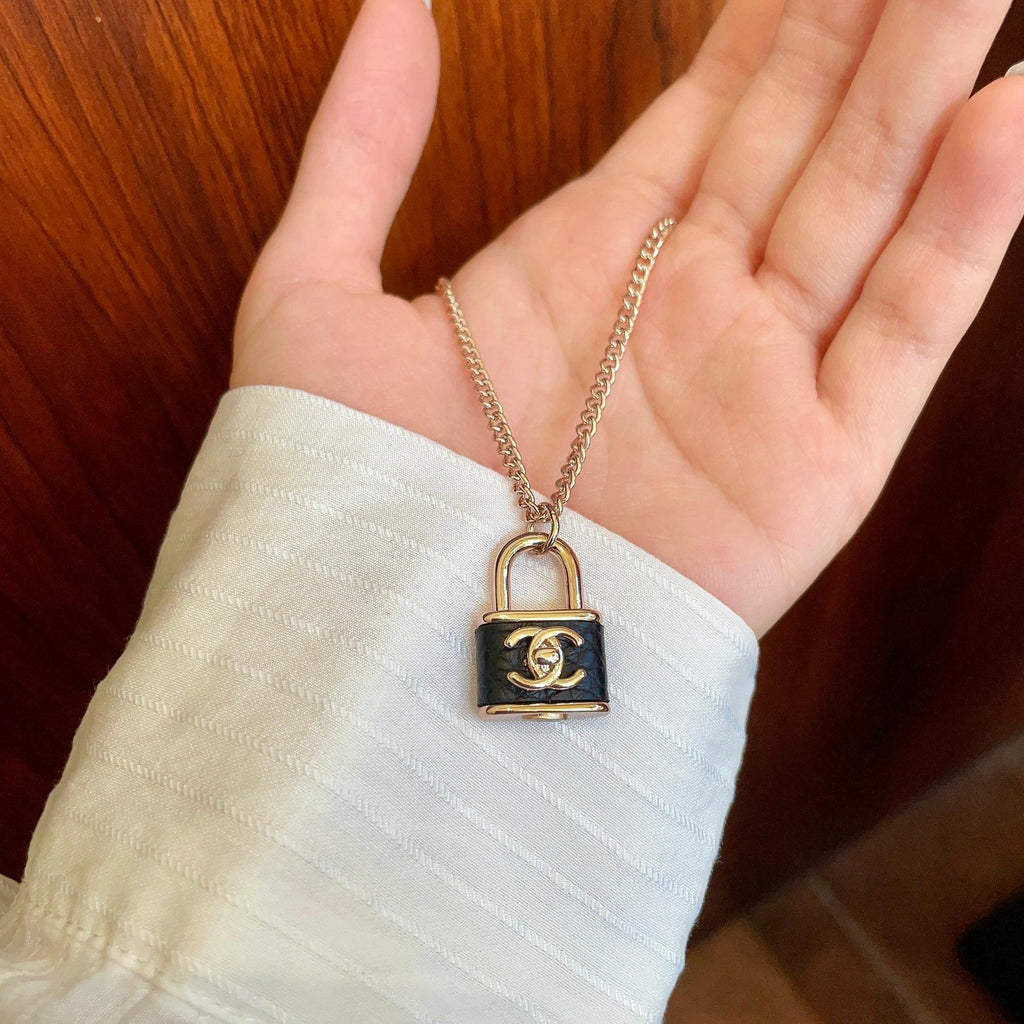 CHANEL 26S DOUBLE C LOGO PADLOCK CHAIN NECKLACE IN GOLD & BLACK METAL 629974