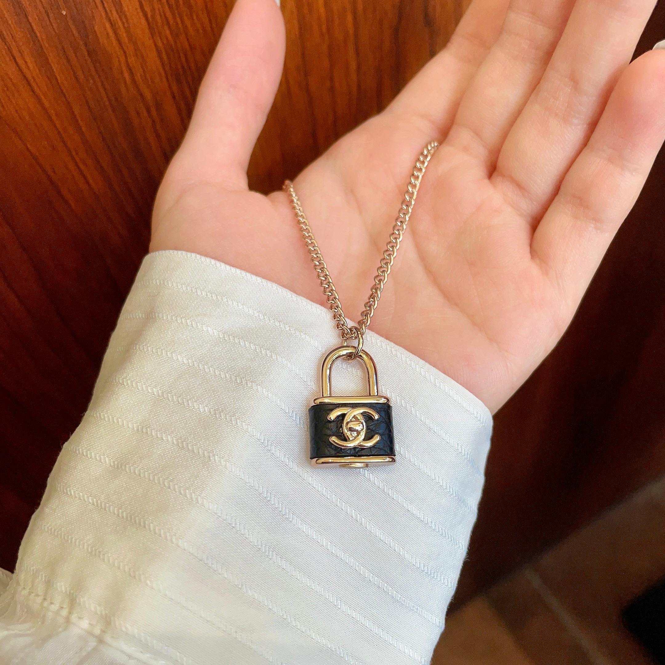 CHANEL 26S DOUBLE C LOGO PADLOCK CHAIN NECKLACE IN GOLD & BLACK METAL 629974