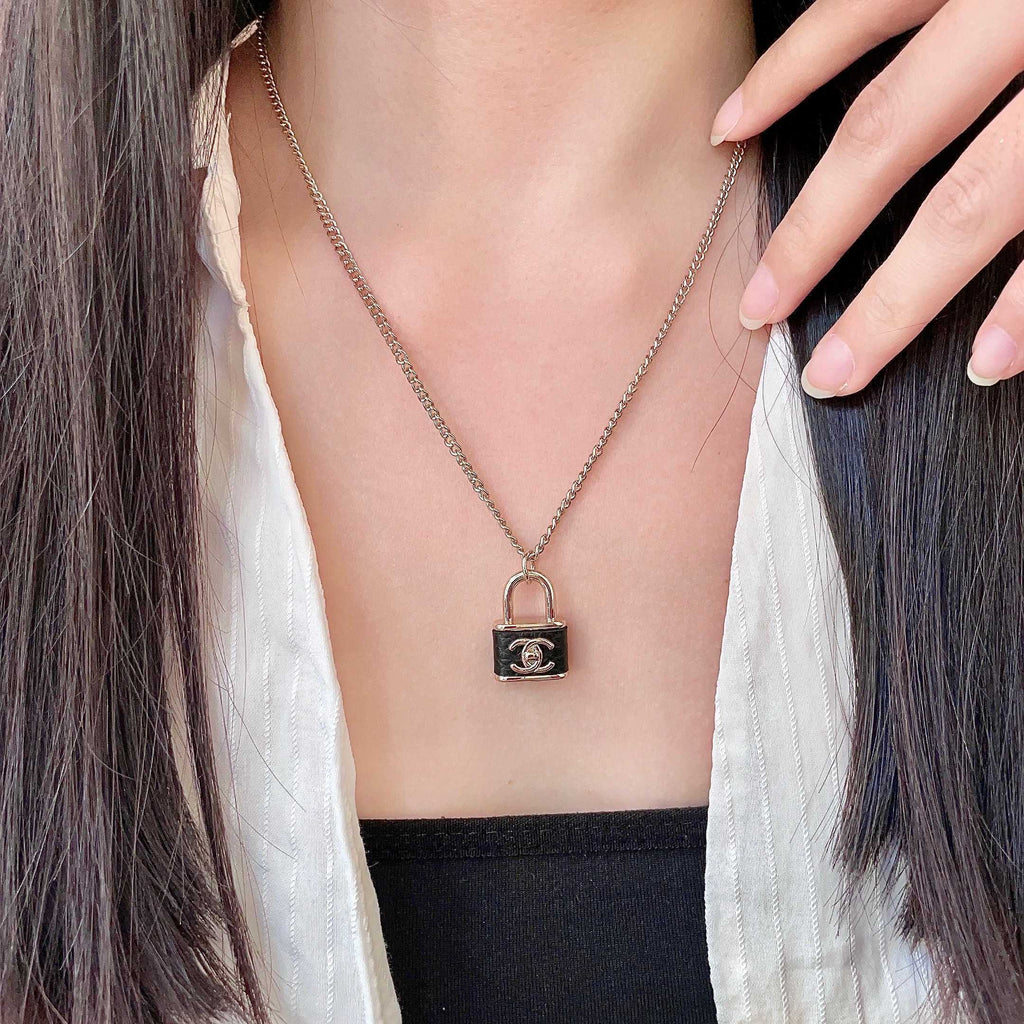 CHANEL 26S DOUBLE C LOGO PADLOCK CHAIN NECKLACE IN GOLD & BLACK METAL 629974
