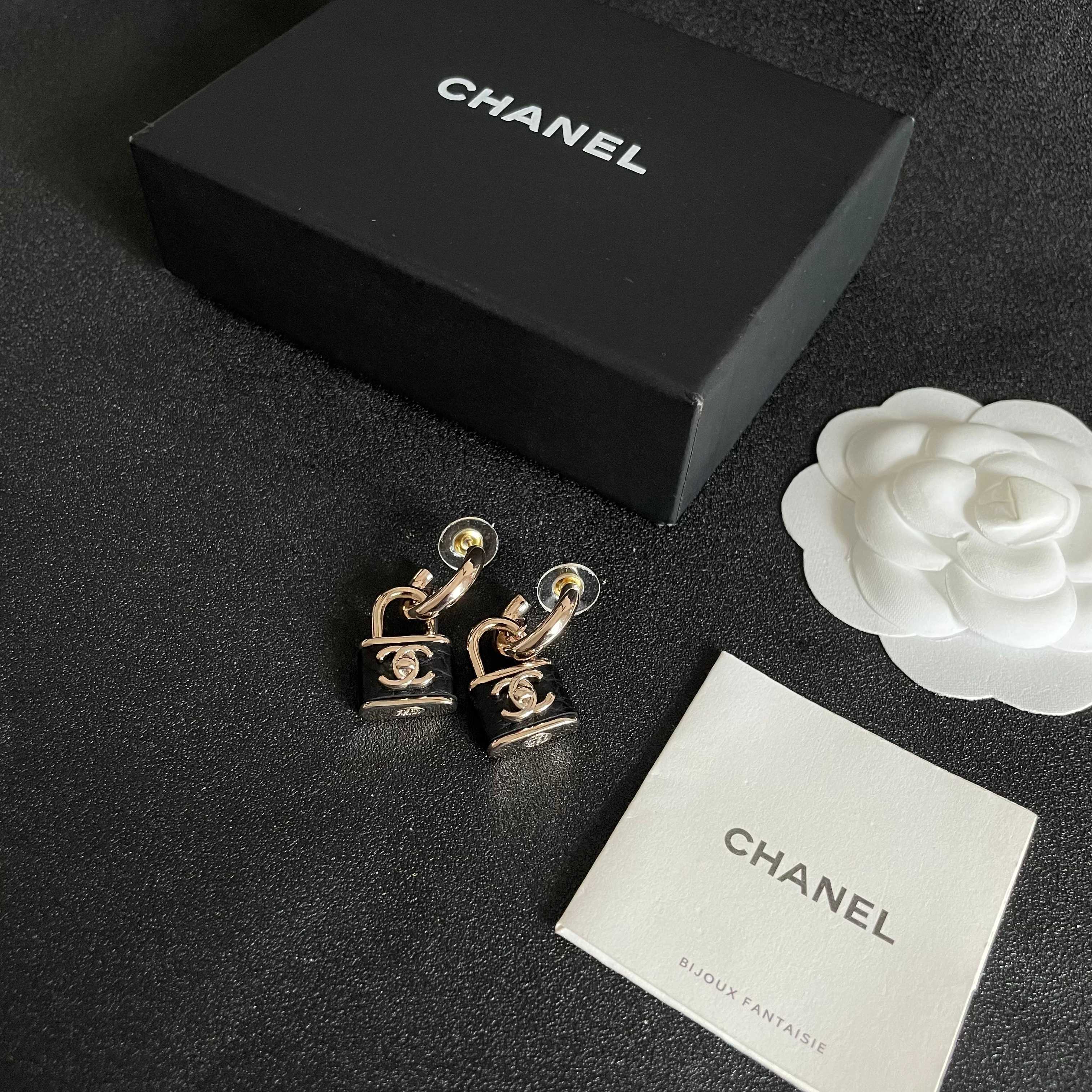 CHANEL 26S DOUBLE C LOGO PADLOCK DROP EARRINGS IN GOLD & BLACK METAL 629975