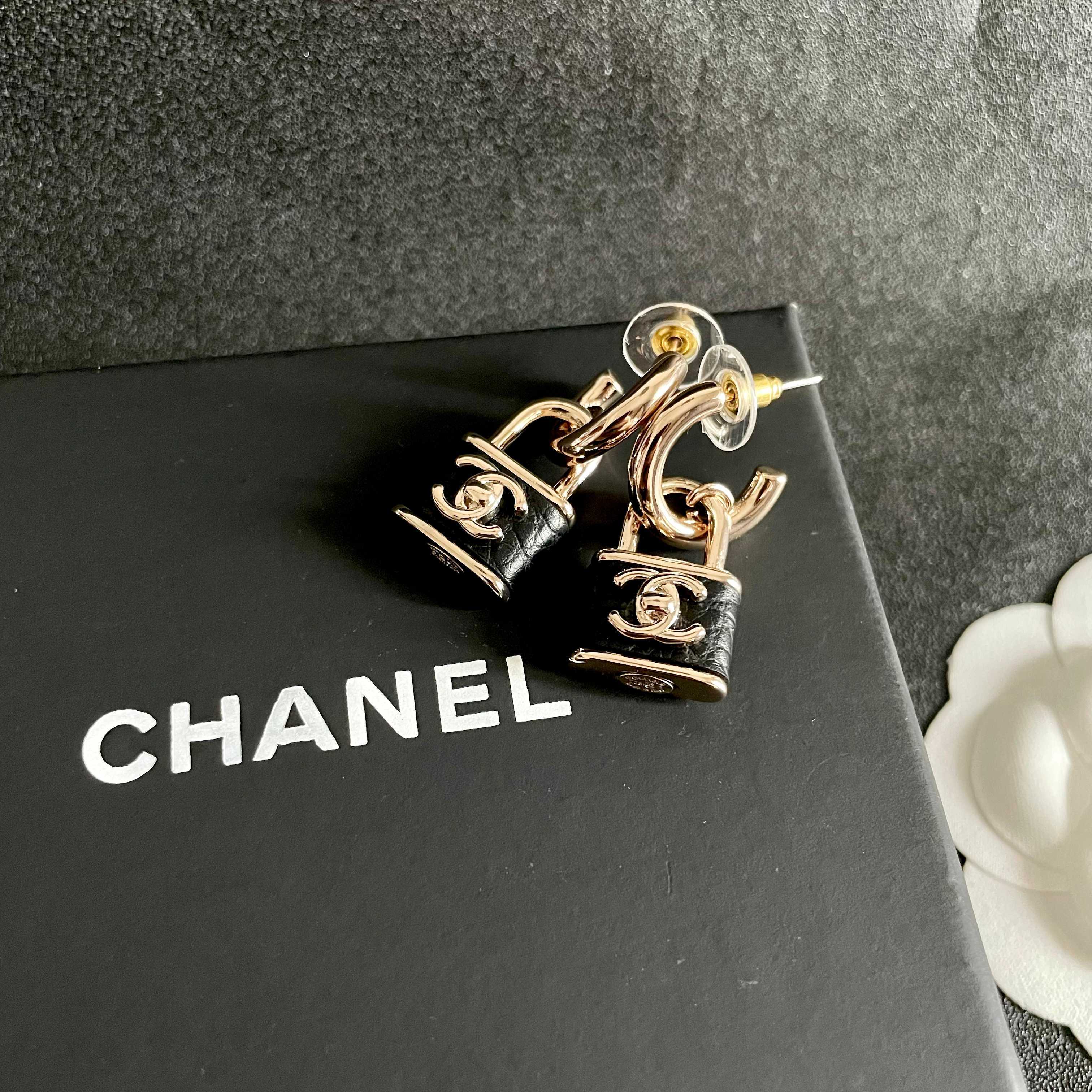 CHANEL 26S DOUBLE C LOGO PADLOCK DROP EARRINGS IN GOLD & BLACK METAL 629975