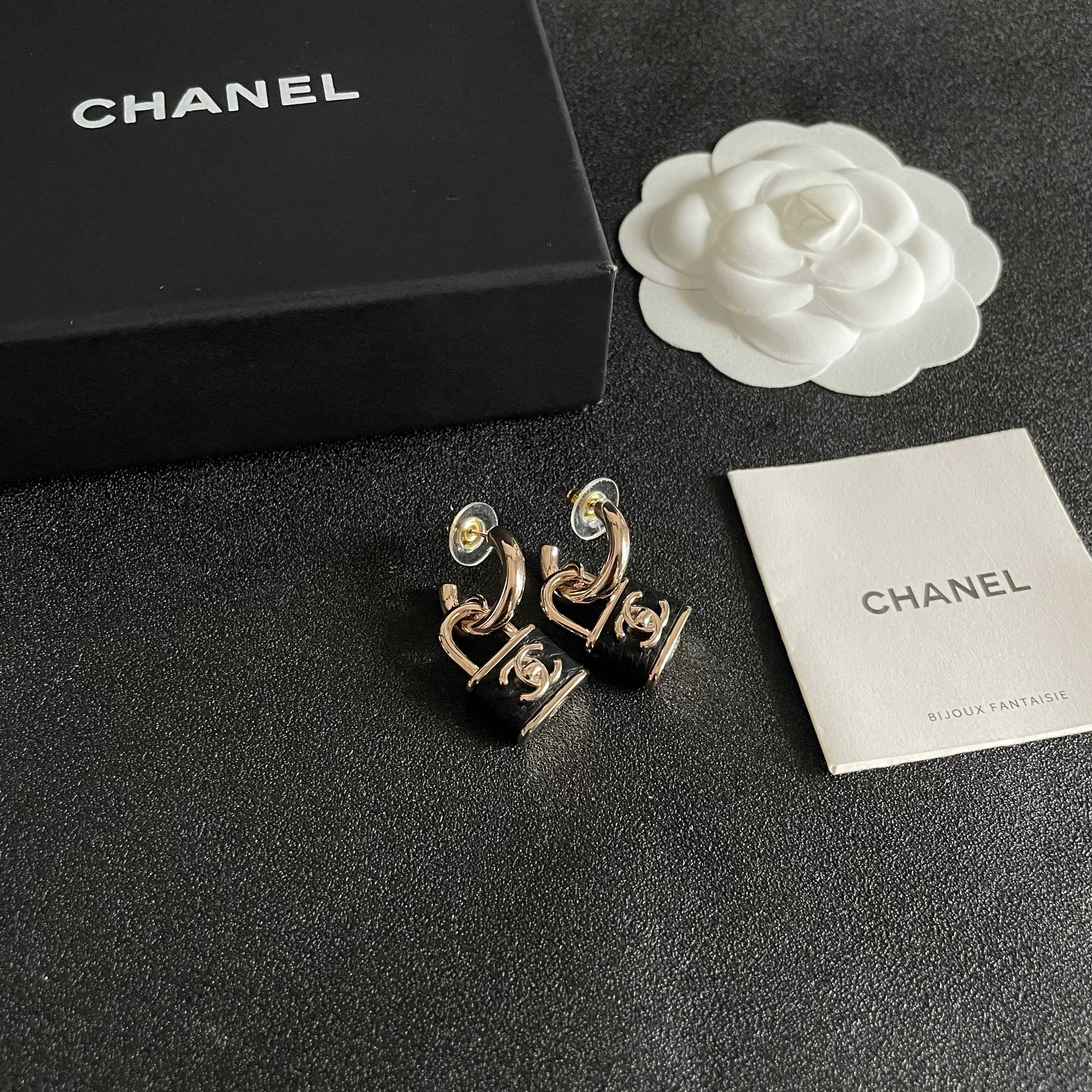 CHANEL 26S DOUBLE C LOGO PADLOCK DROP EARRINGS IN GOLD & BLACK METAL 629975