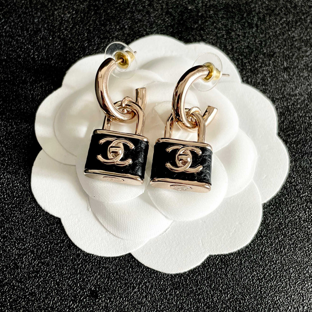 CHANEL 26S DOUBLE C LOGO PADLOCK DROP EARRINGS IN GOLD & BLACK METAL 629975