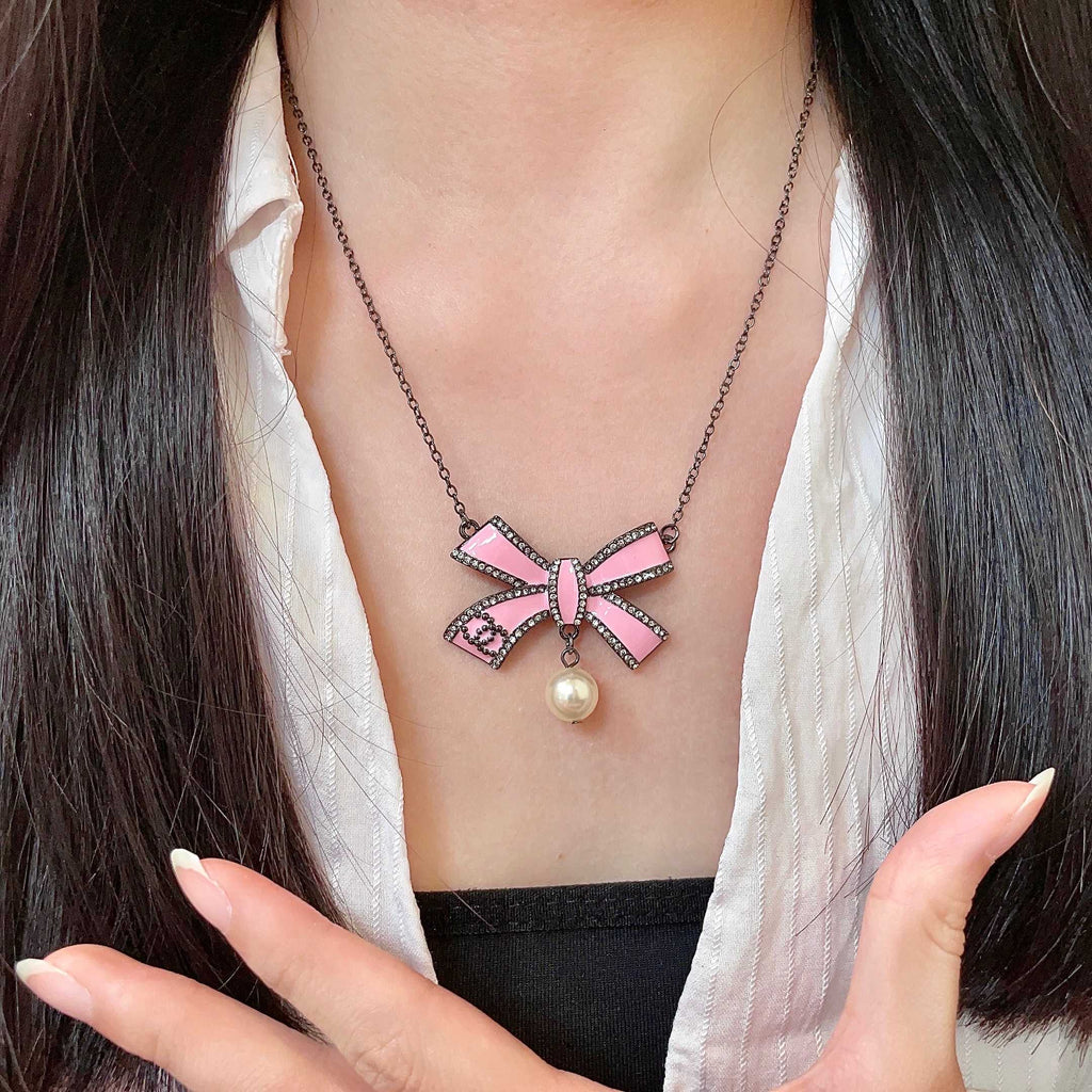 CHANEL 26S DOUBLE C LOGO PINK ENAMEL BOW & PEARL PENDANT NECKLACE IN BLACK METAL 629976