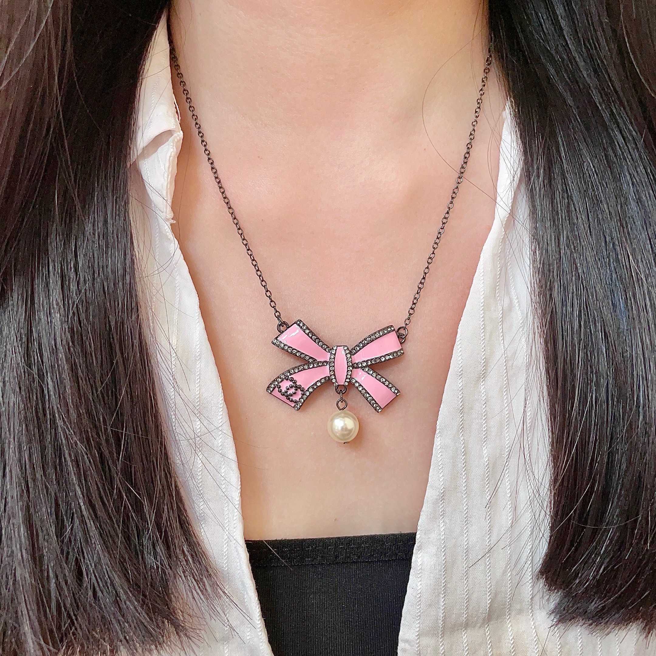 CHANEL 26S DOUBLE C LOGO PINK ENAMEL BOW & PEARL PENDANT NECKLACE IN BLACK METAL 629976