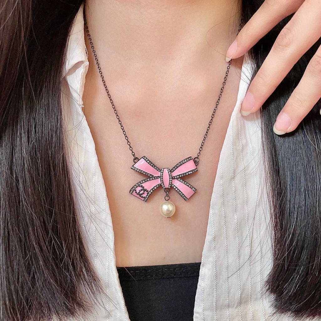 CHANEL 26S DOUBLE C LOGO PINK ENAMEL BOW & PEARL PENDANT NECKLACE IN BLACK METAL 629976