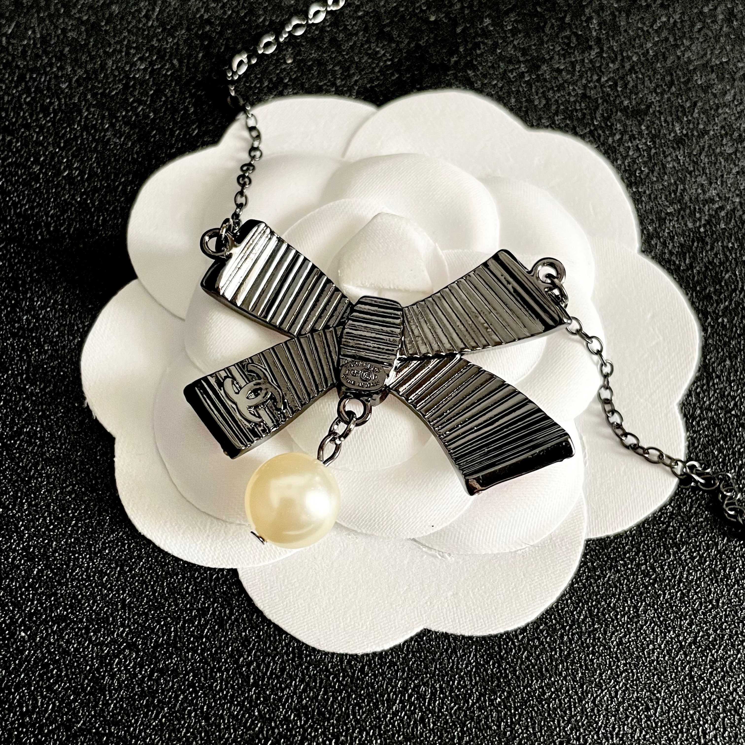CHANEL 26S DOUBLE C LOGO PINK ENAMEL BOW & PEARL PENDANT NECKLACE IN BLACK METAL 629976