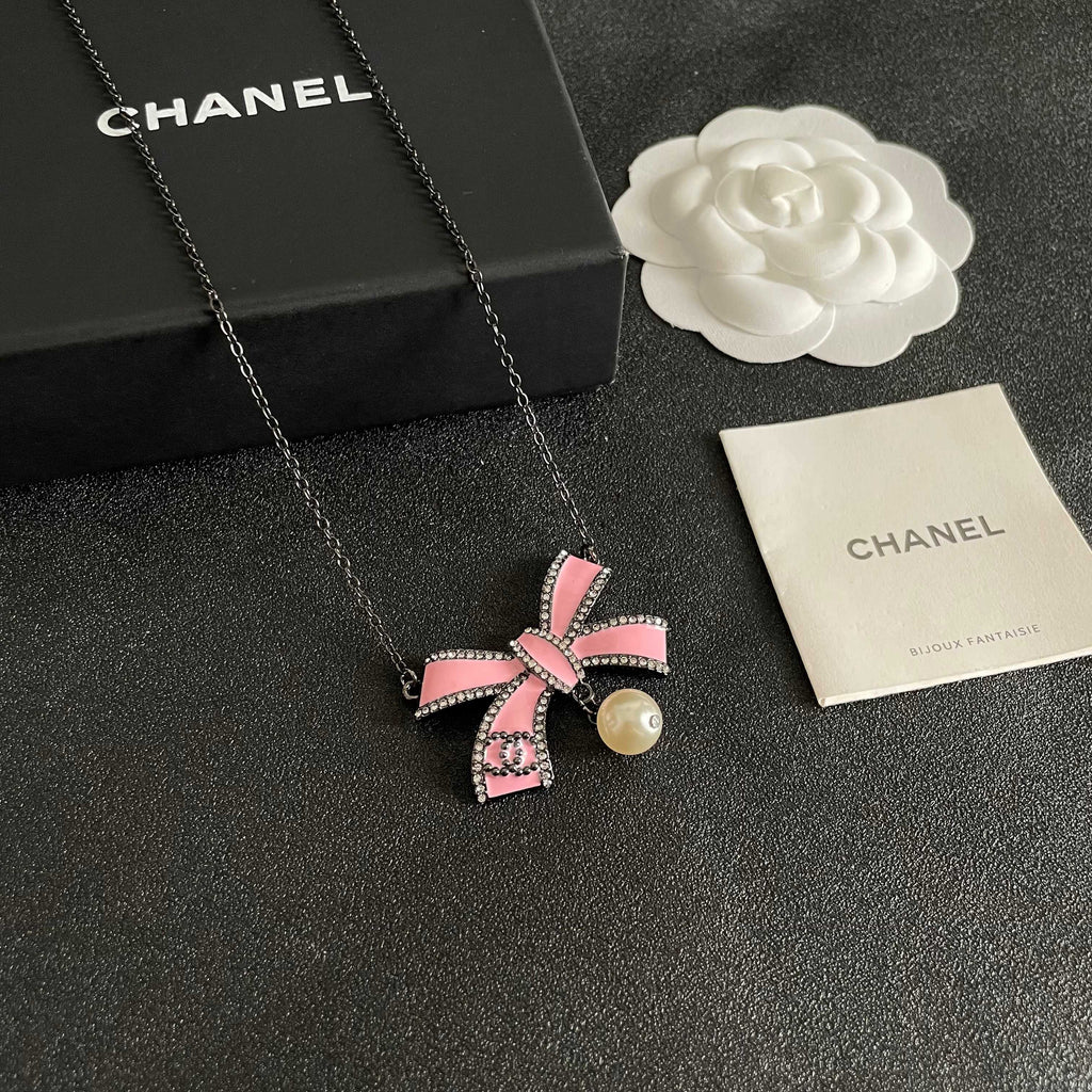 CHANEL 26S DOUBLE C LOGO PINK ENAMEL BOW & PEARL PENDANT NECKLACE IN BLACK METAL 629976