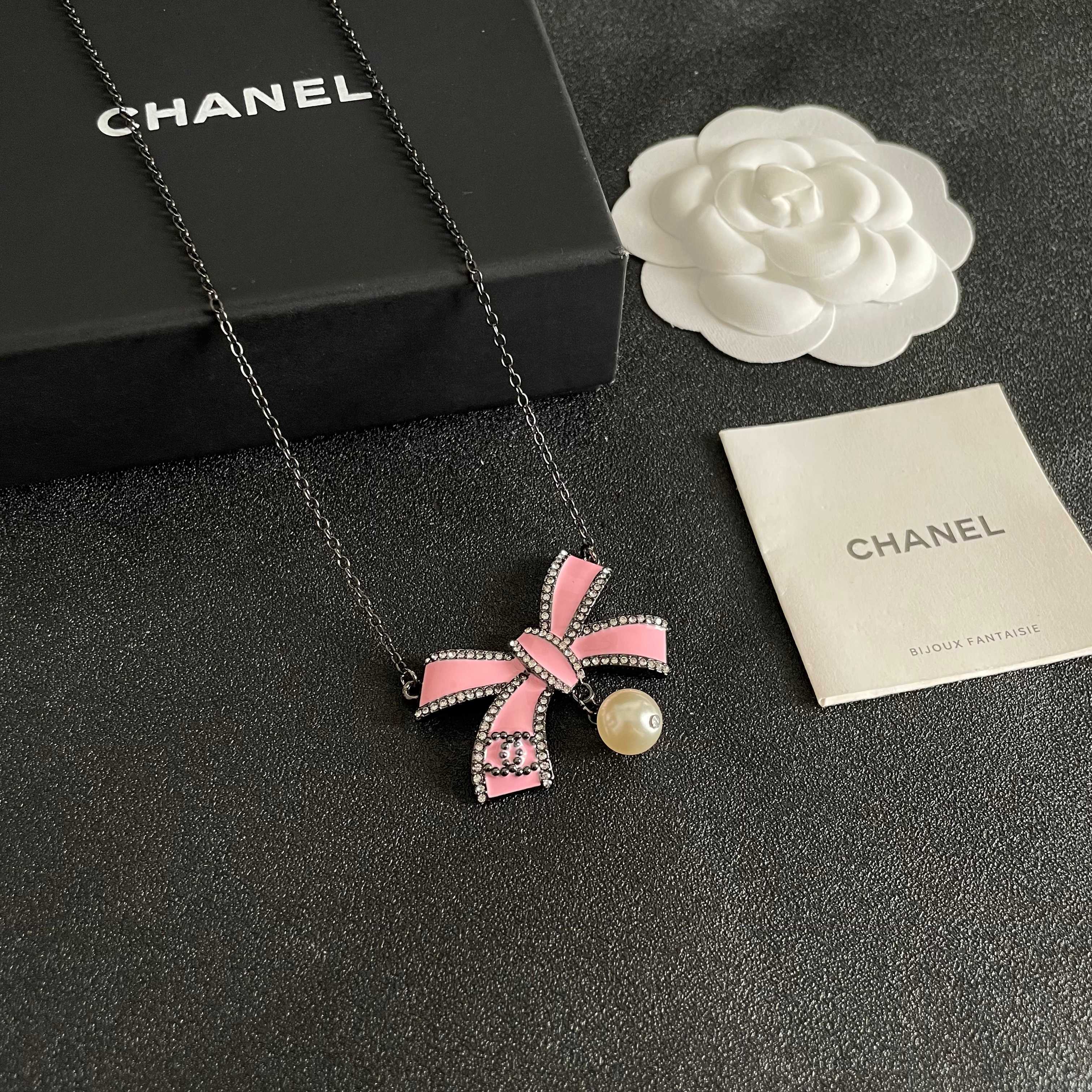 CHANEL 26S DOUBLE C LOGO PINK ENAMEL BOW & PEARL PENDANT NECKLACE IN BLACK METAL 629976