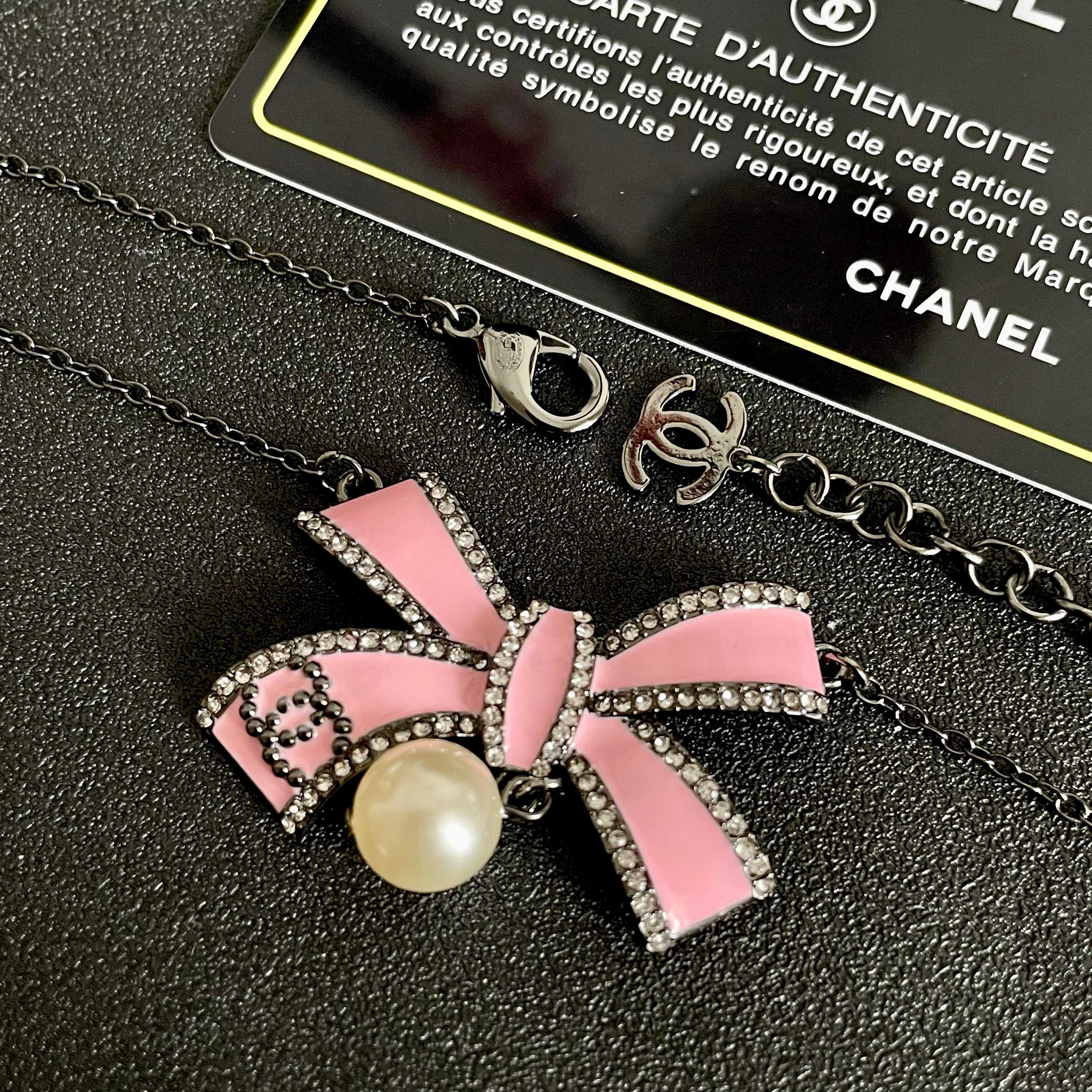CHANEL 26S DOUBLE C LOGO PINK ENAMEL BOW & PEARL PENDANT NECKLACE IN BLACK METAL 629976