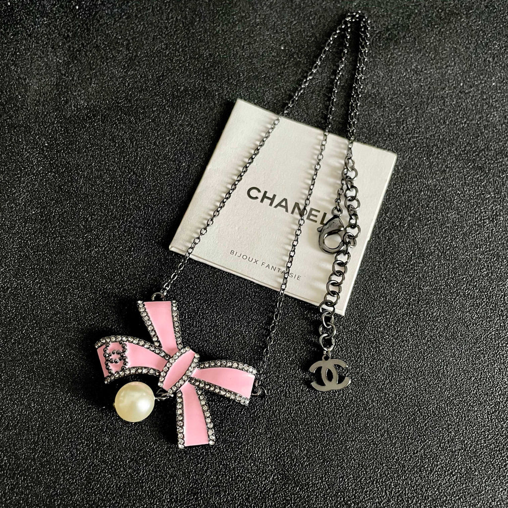 CHANEL 26S DOUBLE C LOGO PINK ENAMEL BOW & PEARL PENDANT NECKLACE IN BLACK METAL 629976