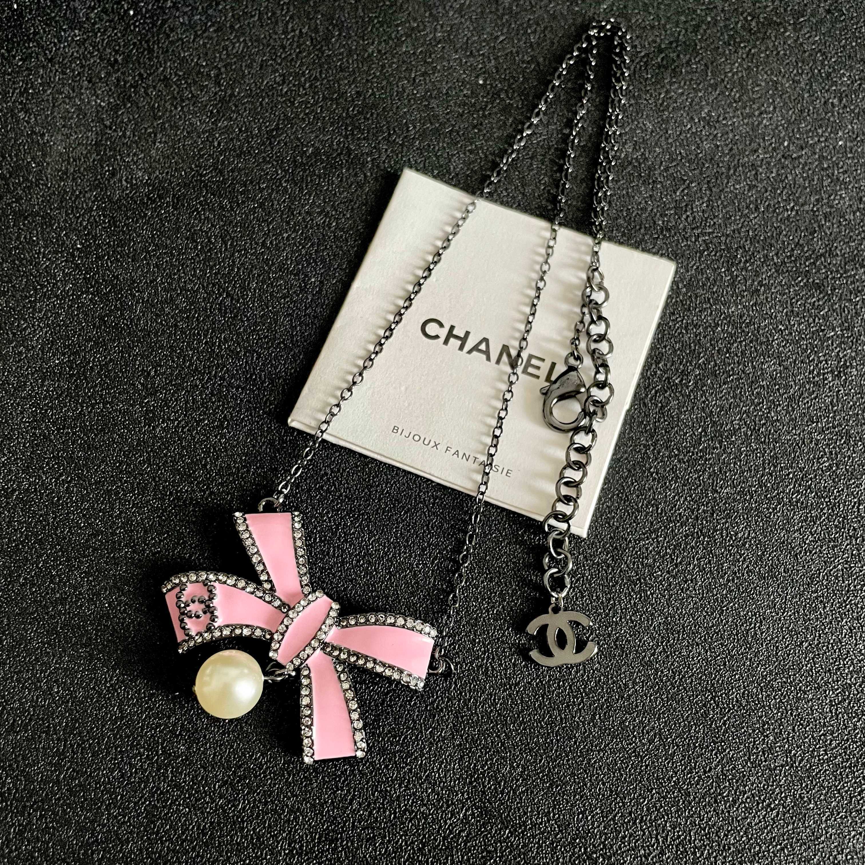 CHANEL 26S DOUBLE C LOGO PINK ENAMEL BOW & PEARL PENDANT NECKLACE IN BLACK METAL 629976