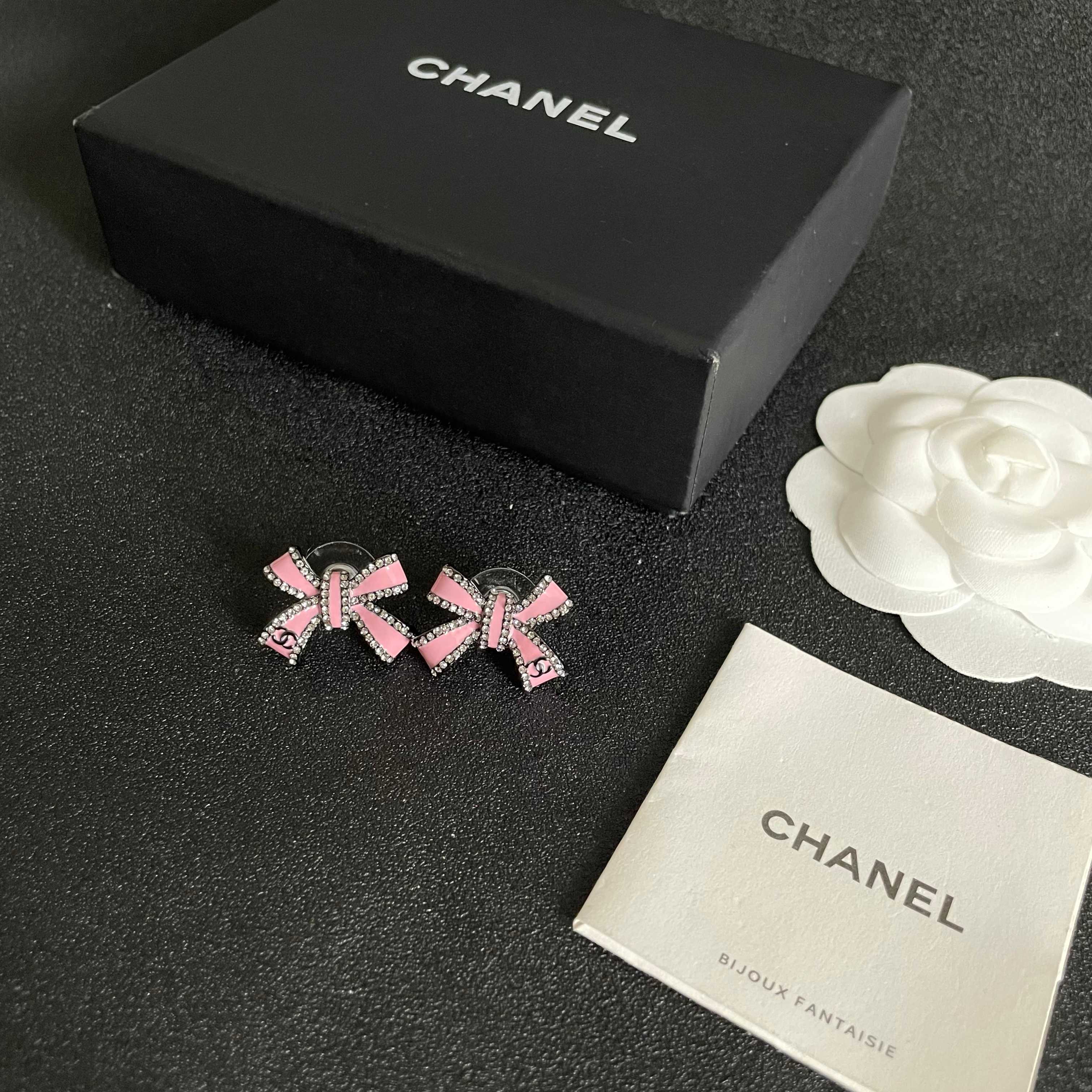 CHANEL 26S PINK ENAMEL BOW CRYSTAL STUD EARRINGS IN BLACK METAL 629977