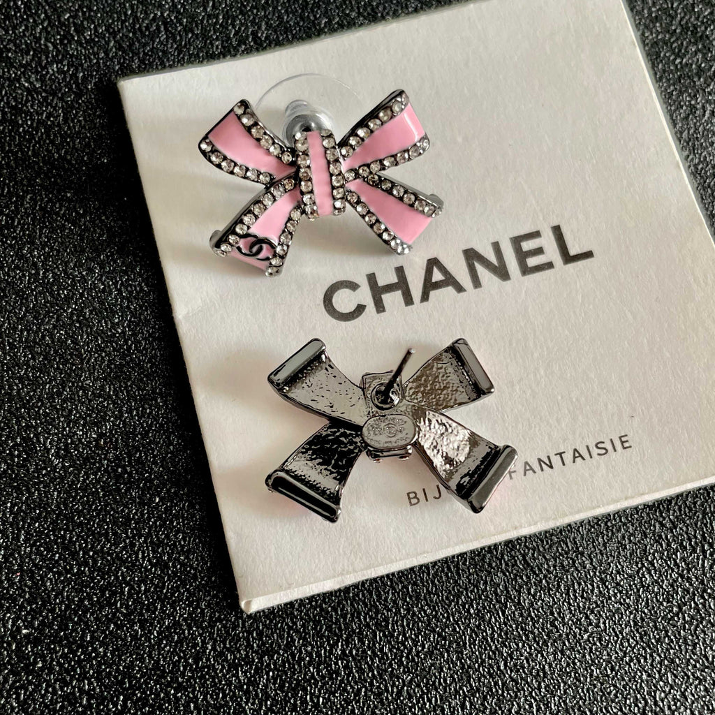 CHANEL 26S PINK ENAMEL BOW CRYSTAL STUD EARRINGS IN BLACK METAL 629977