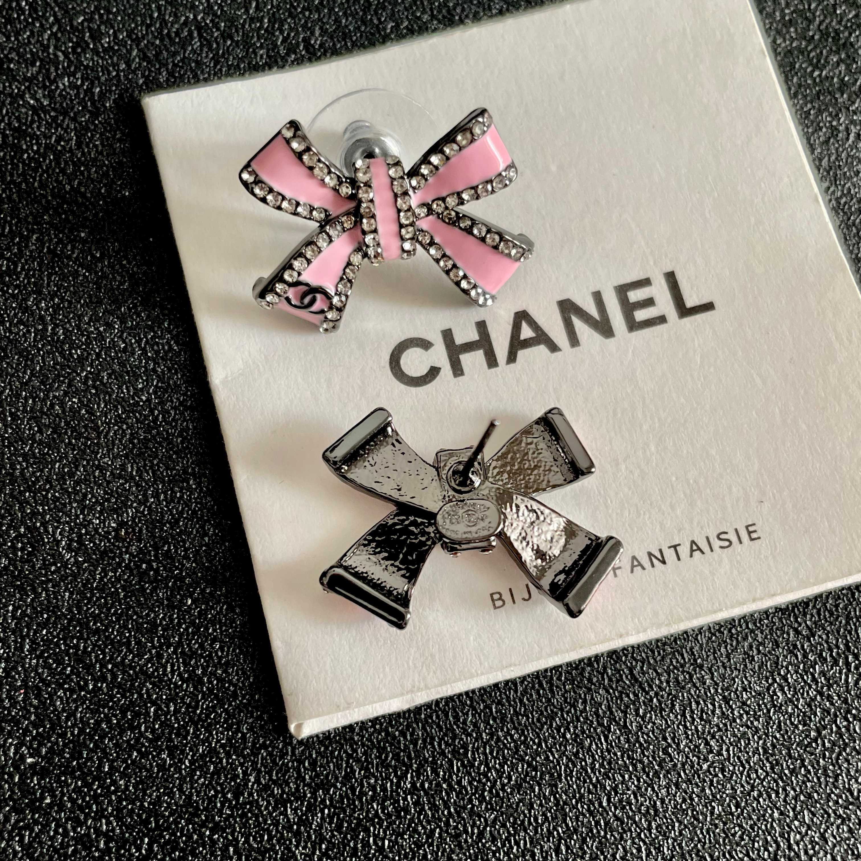 CHANEL 26S PINK ENAMEL BOW CRYSTAL STUD EARRINGS IN BLACK METAL 629977