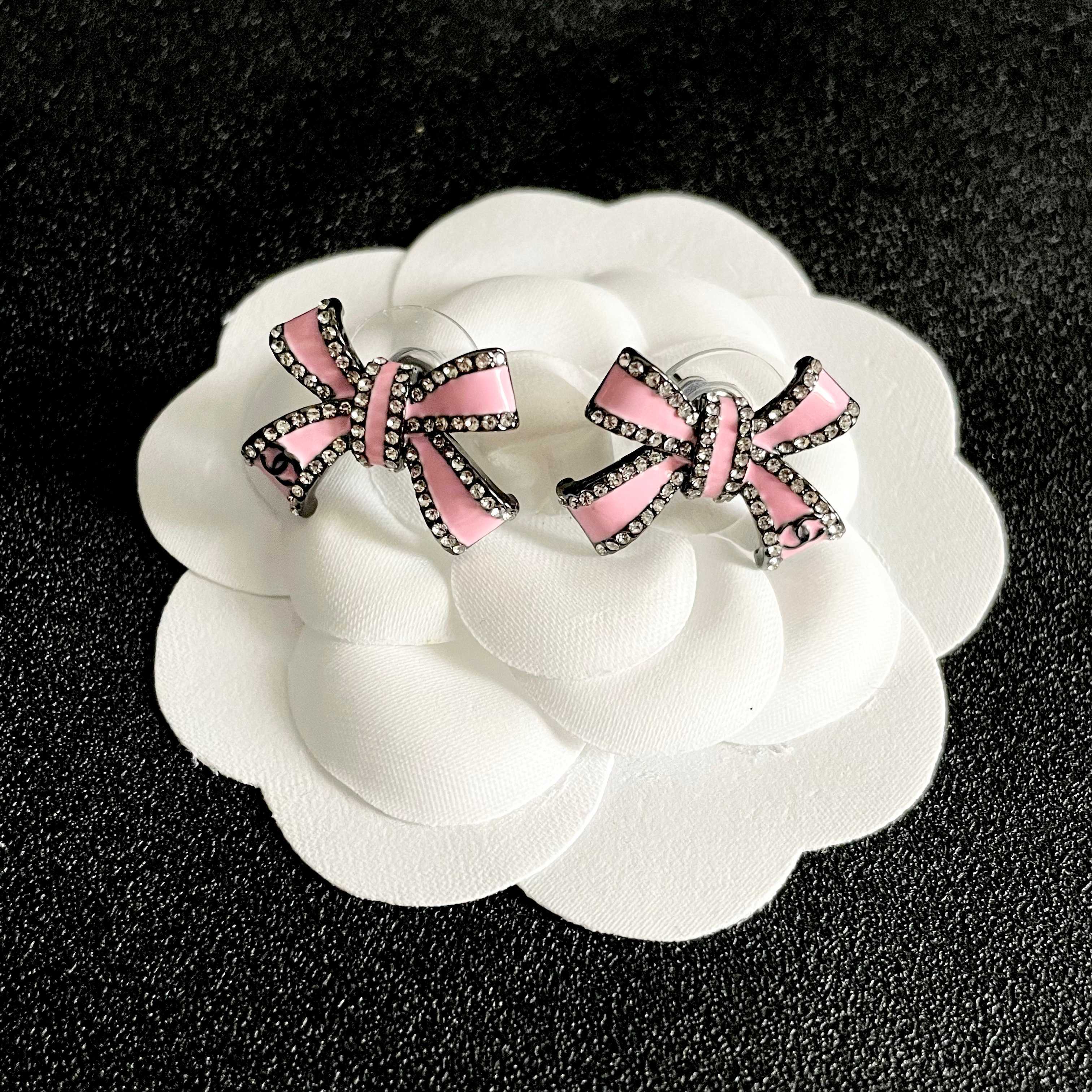 CHANEL 26S PINK ENAMEL BOW CRYSTAL STUD EARRINGS IN BLACK METAL 629977