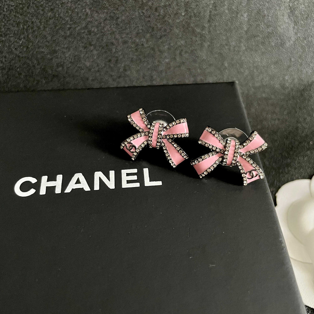 CHANEL 26S PINK ENAMEL BOW CRYSTAL STUD EARRINGS IN BLACK METAL 629977