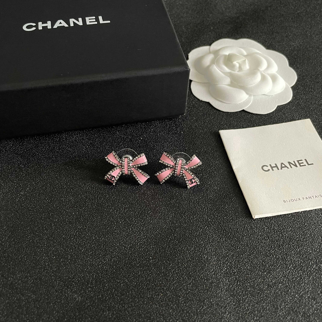 CHANEL 26S PINK ENAMEL BOW CRYSTAL STUD EARRINGS IN BLACK METAL 629977