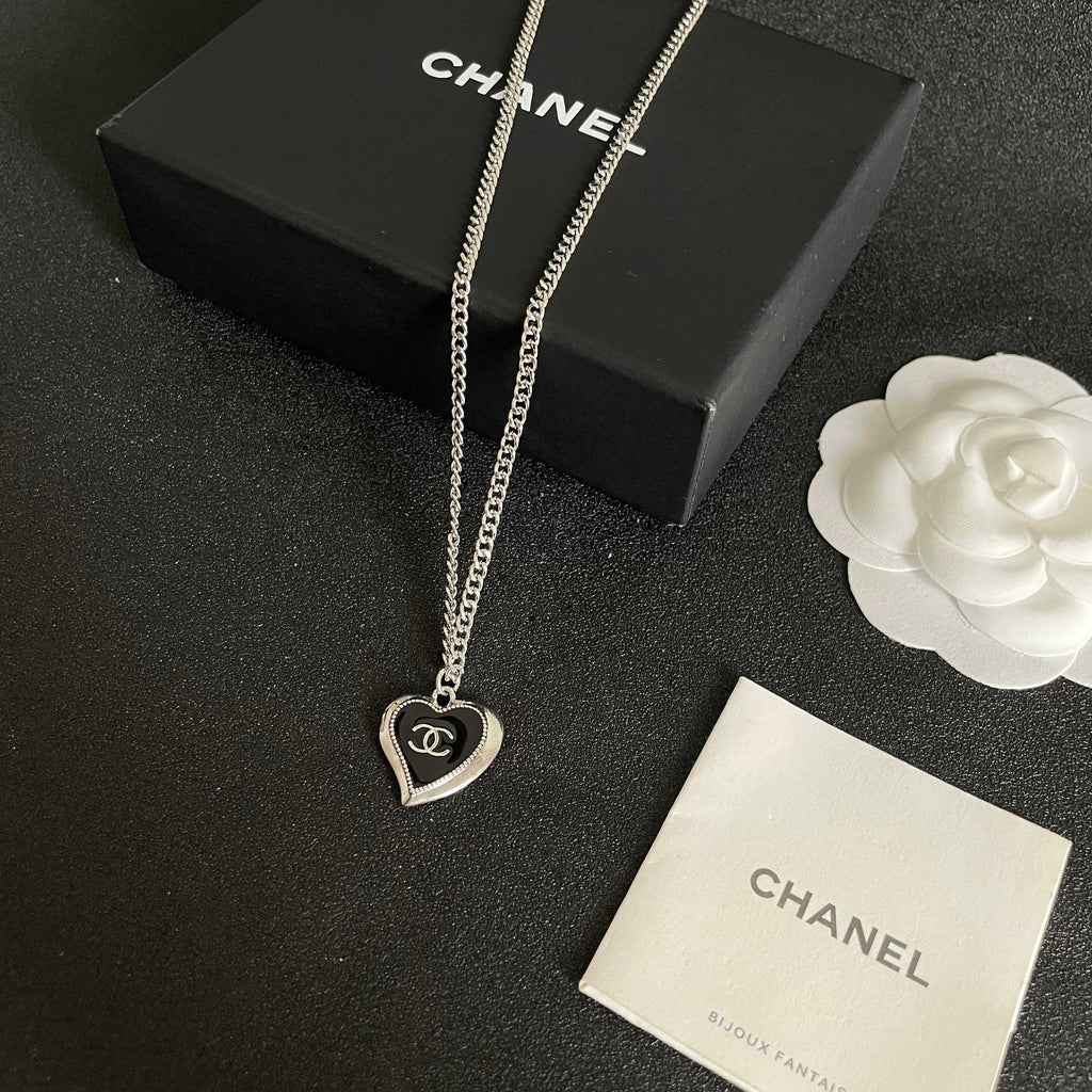 CHANEL 26S DOUBLE C HEART PENDANT CHAIN NECKLACE IN SILVER METAL 629978