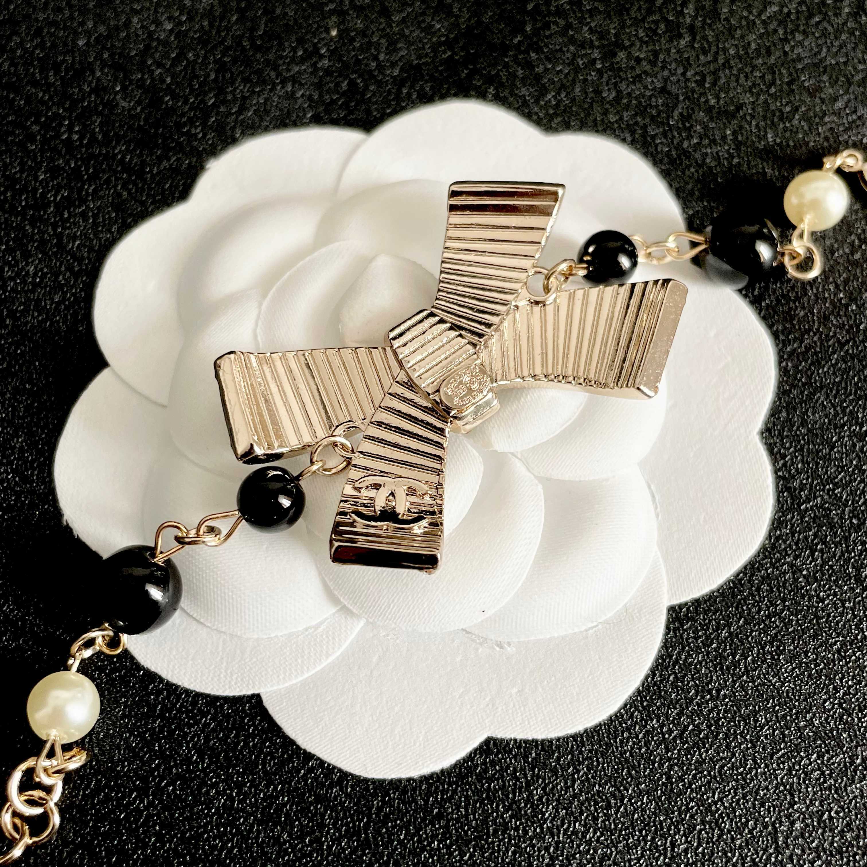 CHANEL 26S CRYSTAL BOW PEARL & BEAD CHAIN BRACELET IN GOLD METAL 629979