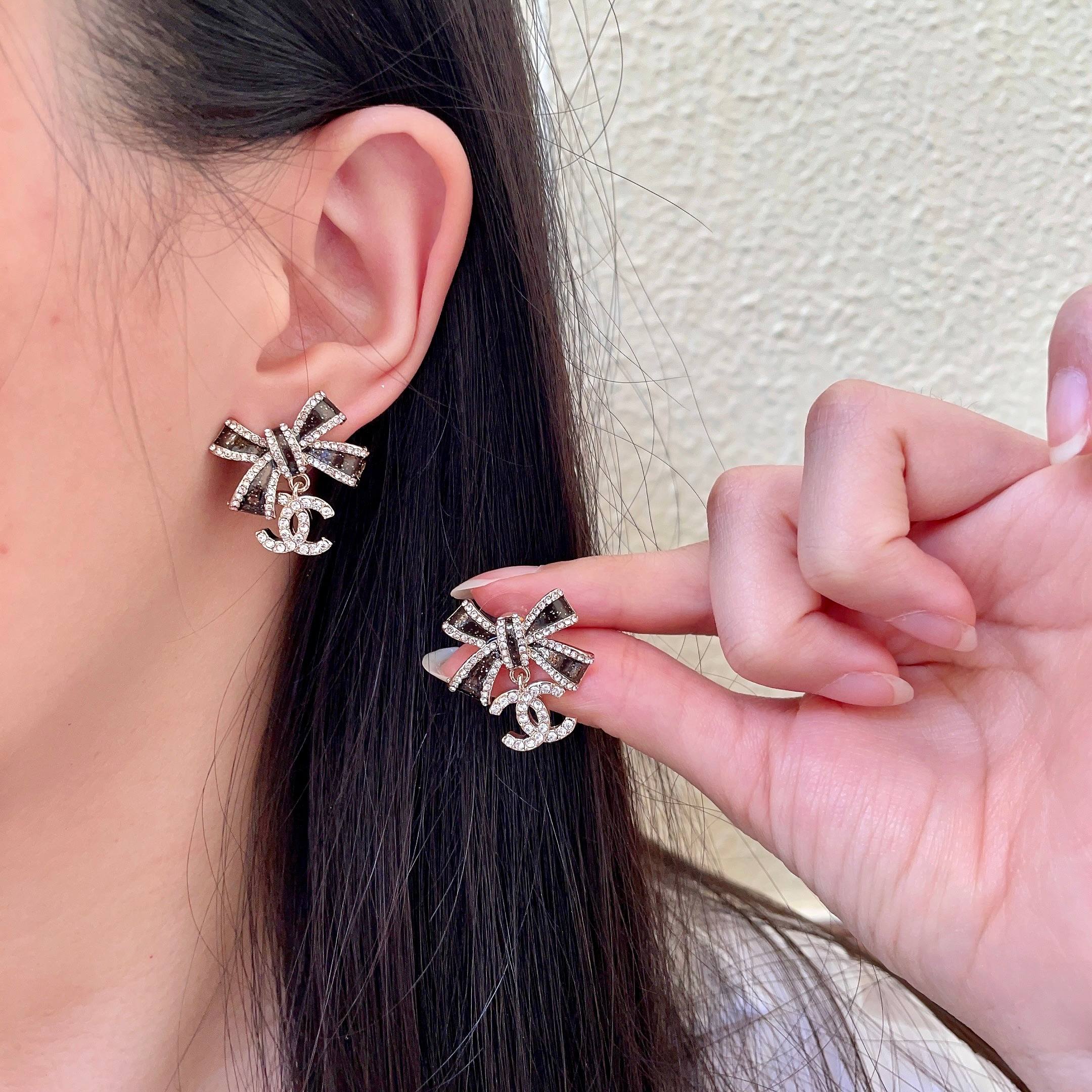 CHANEL 26S DOUBLE C LOGO CRYSTAL BOW DROP EARRINGS IN GOLD METAL 629981