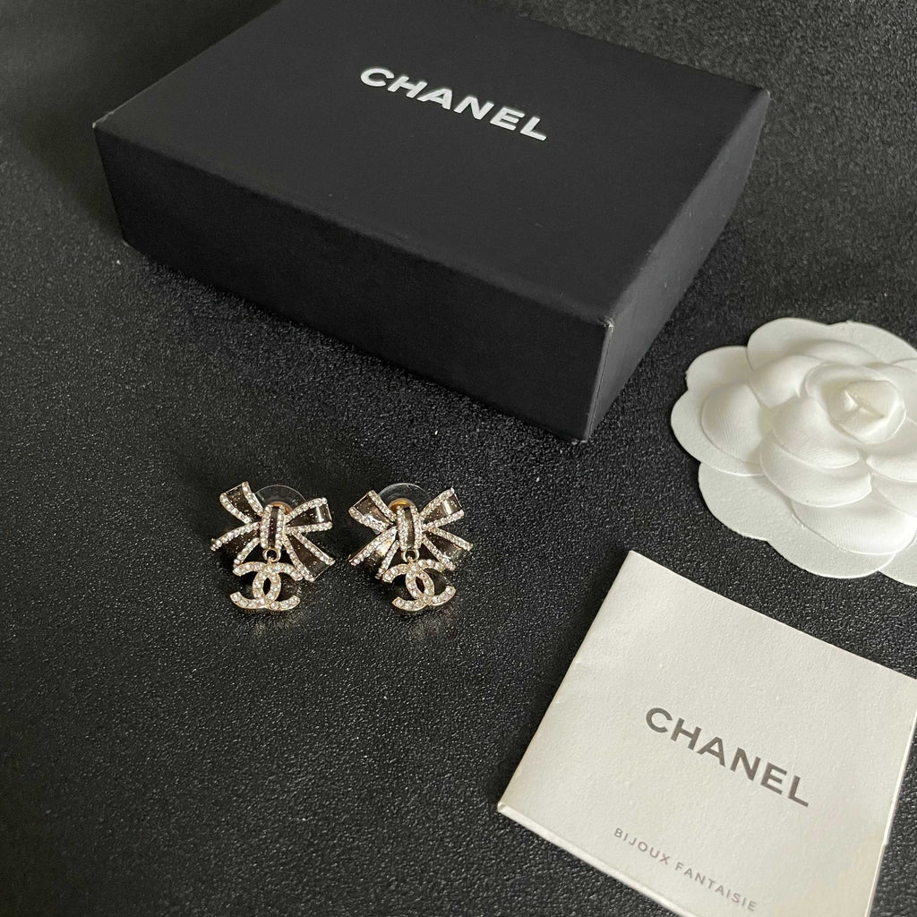 CHANEL 26S DOUBLE C LOGO CRYSTAL BOW DROP EARRINGS IN GOLD METAL 629981