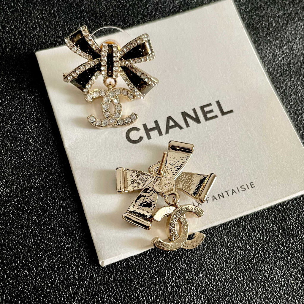 CHANEL 26S DOUBLE C LOGO CRYSTAL BOW DROP EARRINGS IN GOLD METAL 629981