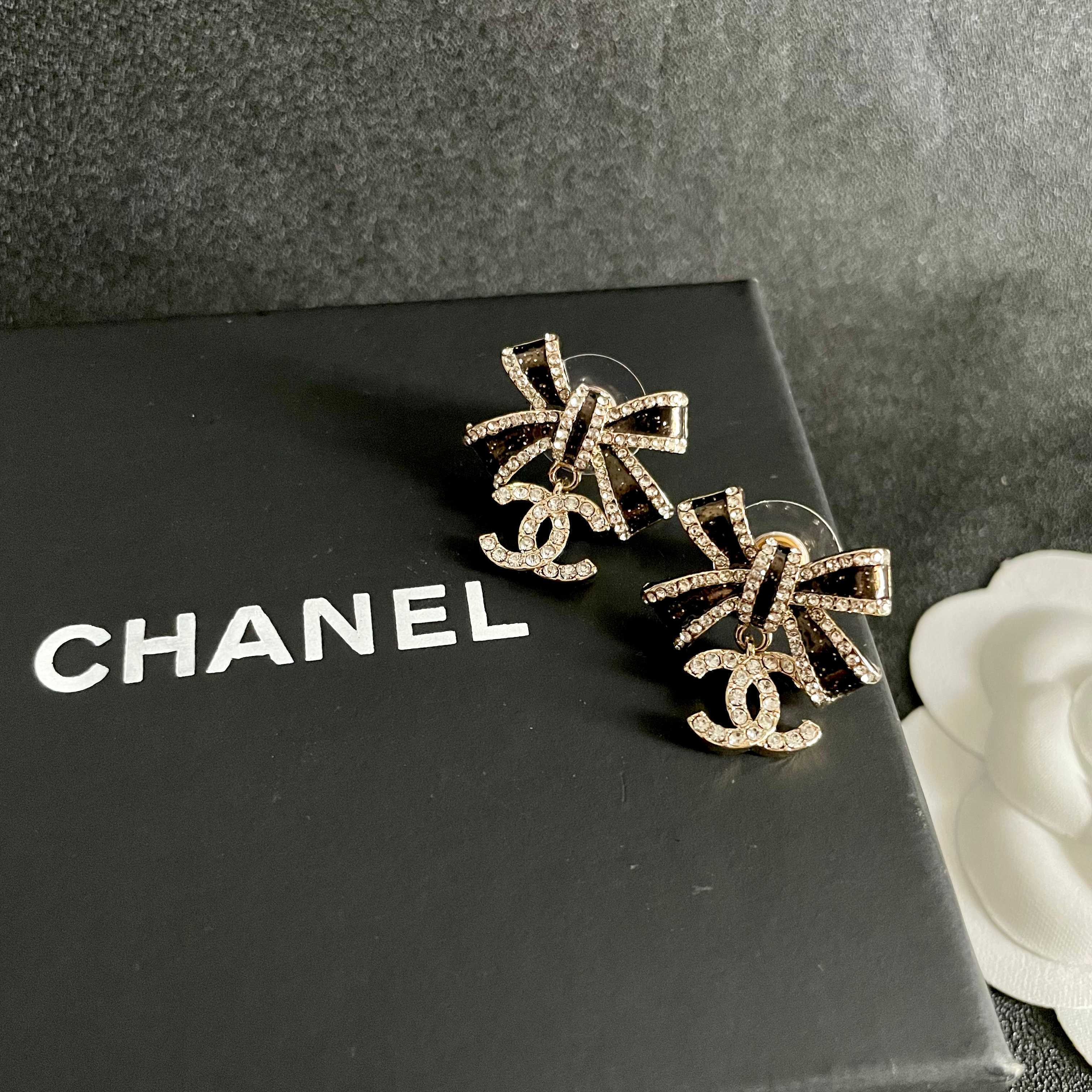 CHANEL 26S DOUBLE C LOGO CRYSTAL BOW DROP EARRINGS IN GOLD METAL 629981