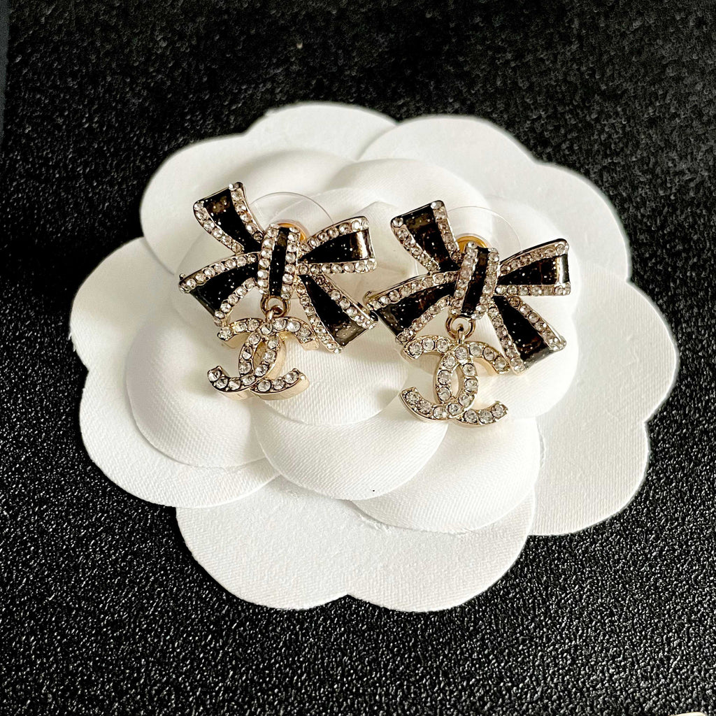 CHANEL 26S DOUBLE C LOGO CRYSTAL BOW DROP EARRINGS IN GOLD METAL 629981