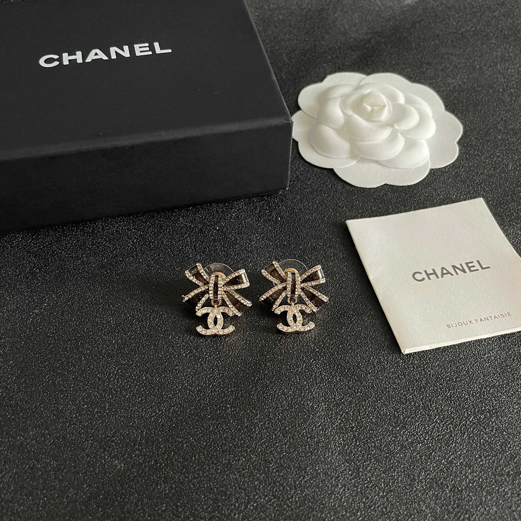 CHANEL 26S DOUBLE C LOGO CRYSTAL BOW DROP EARRINGS IN GOLD METAL 629981