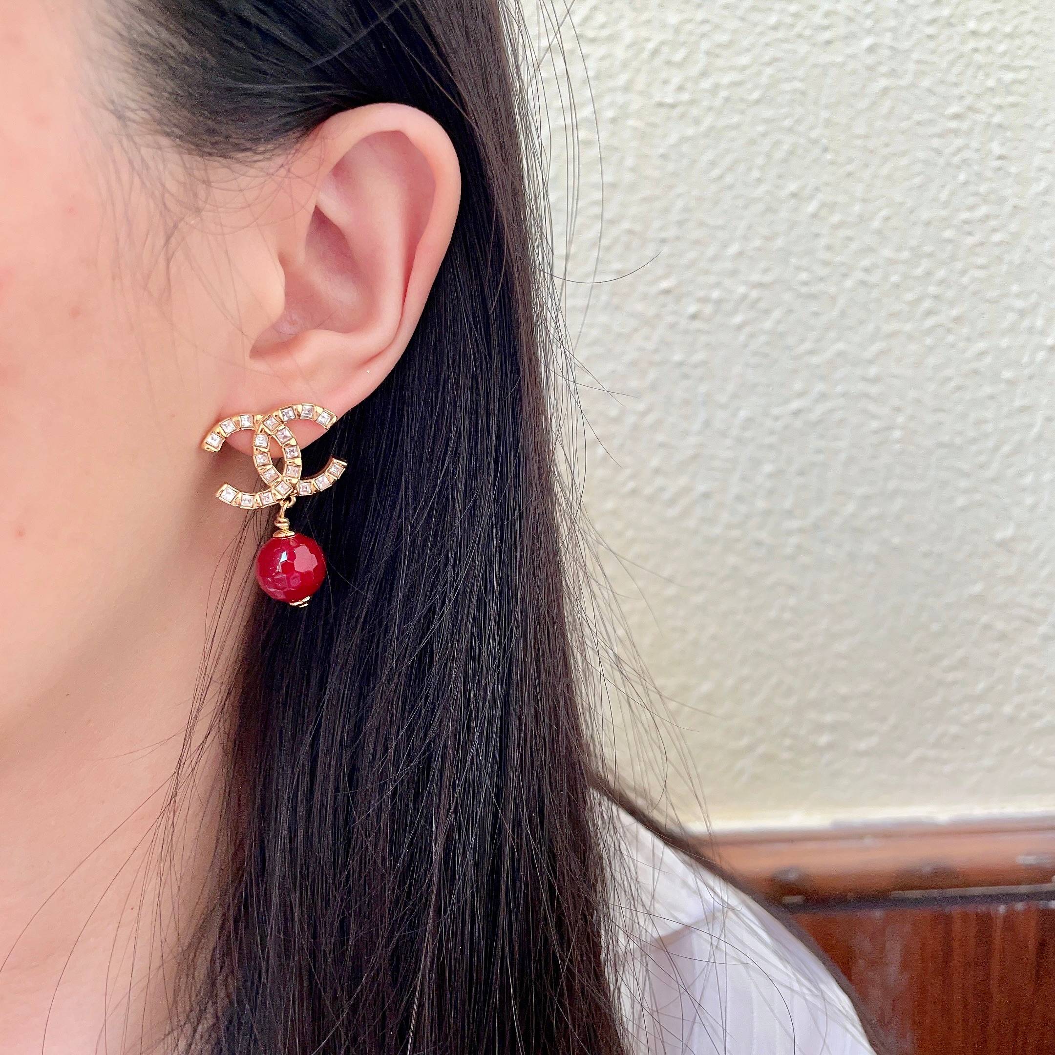 CHANEL 26S DOUBLE C LOGO CRYSTAL & RED BEAD DROP EARRINGS IN GOLD METAL 629983