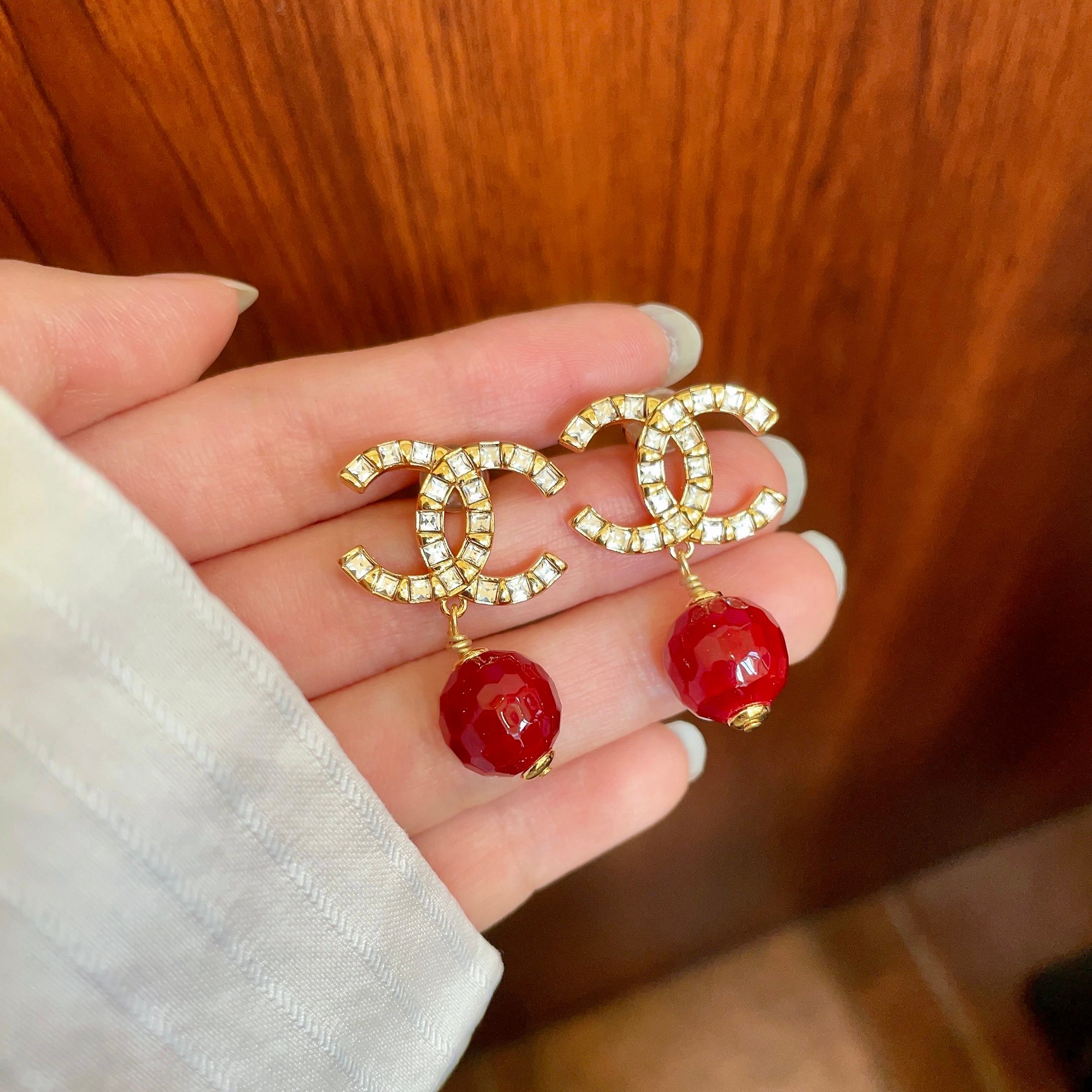 CHANEL 26S DOUBLE C LOGO CRYSTAL & RED BEAD DROP EARRINGS IN GOLD METAL 629983