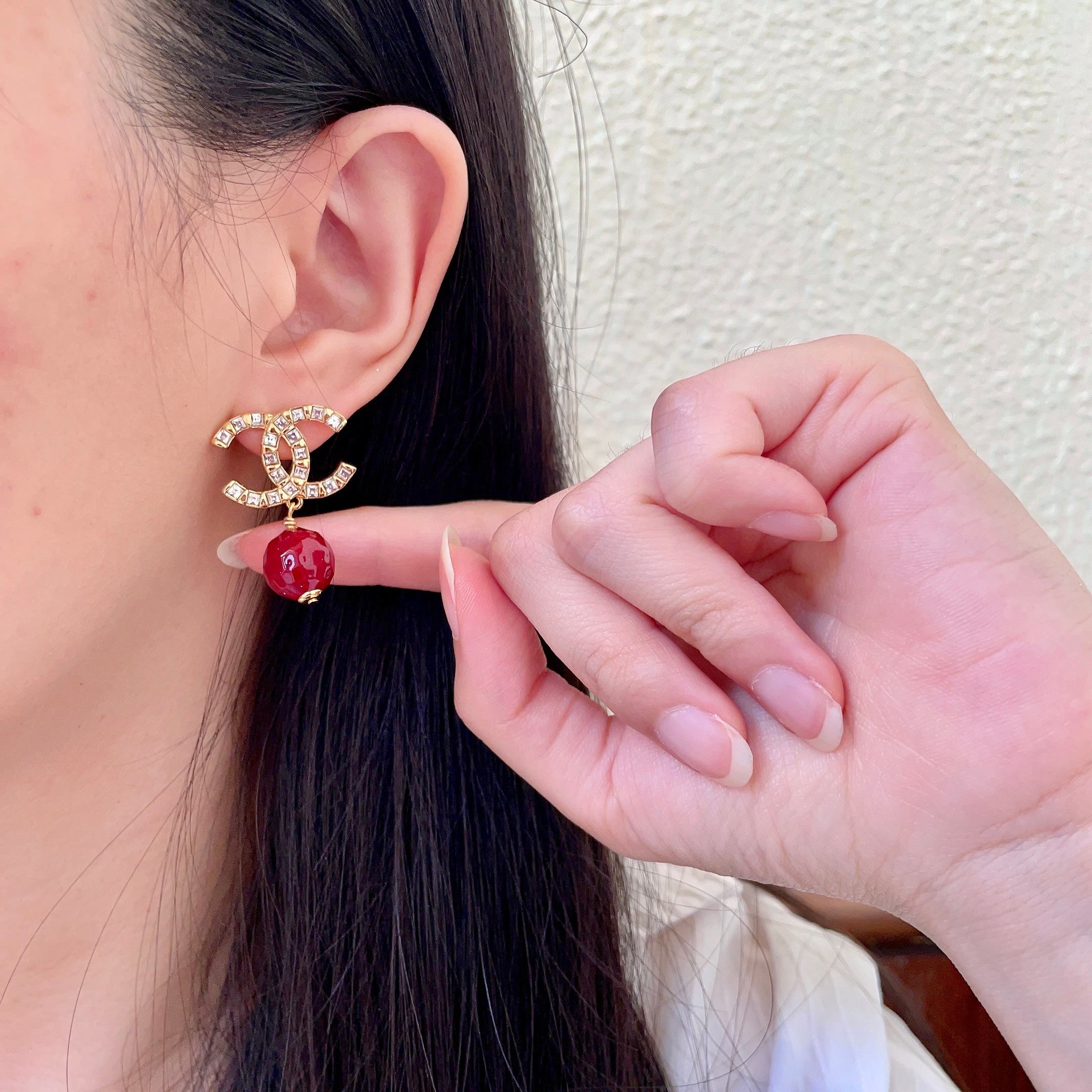 CHANEL 26S DOUBLE C LOGO CRYSTAL & RED BEAD DROP EARRINGS IN GOLD METAL 629983