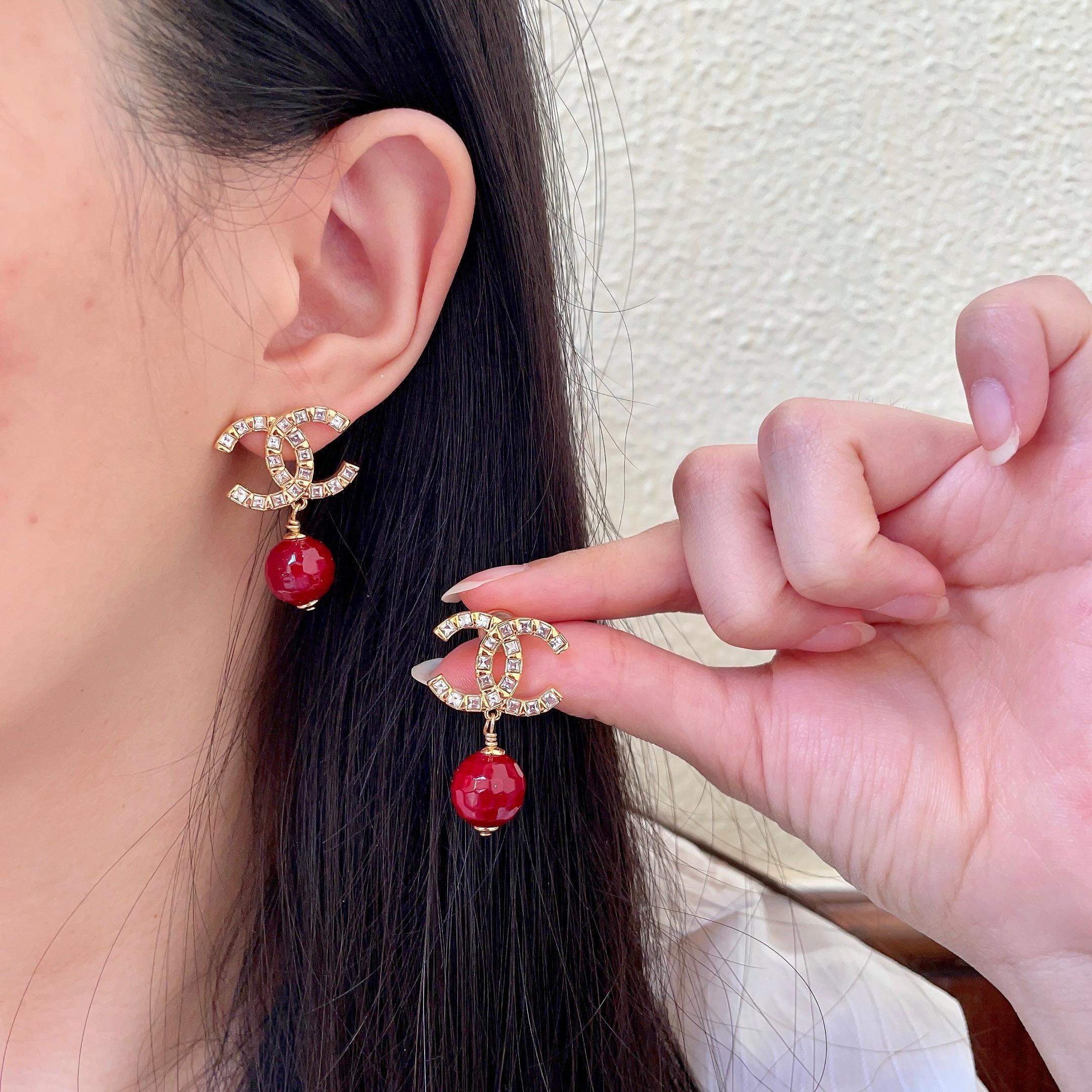 CHANEL 26S DOUBLE C LOGO CRYSTAL & RED BEAD DROP EARRINGS IN GOLD METAL 629983