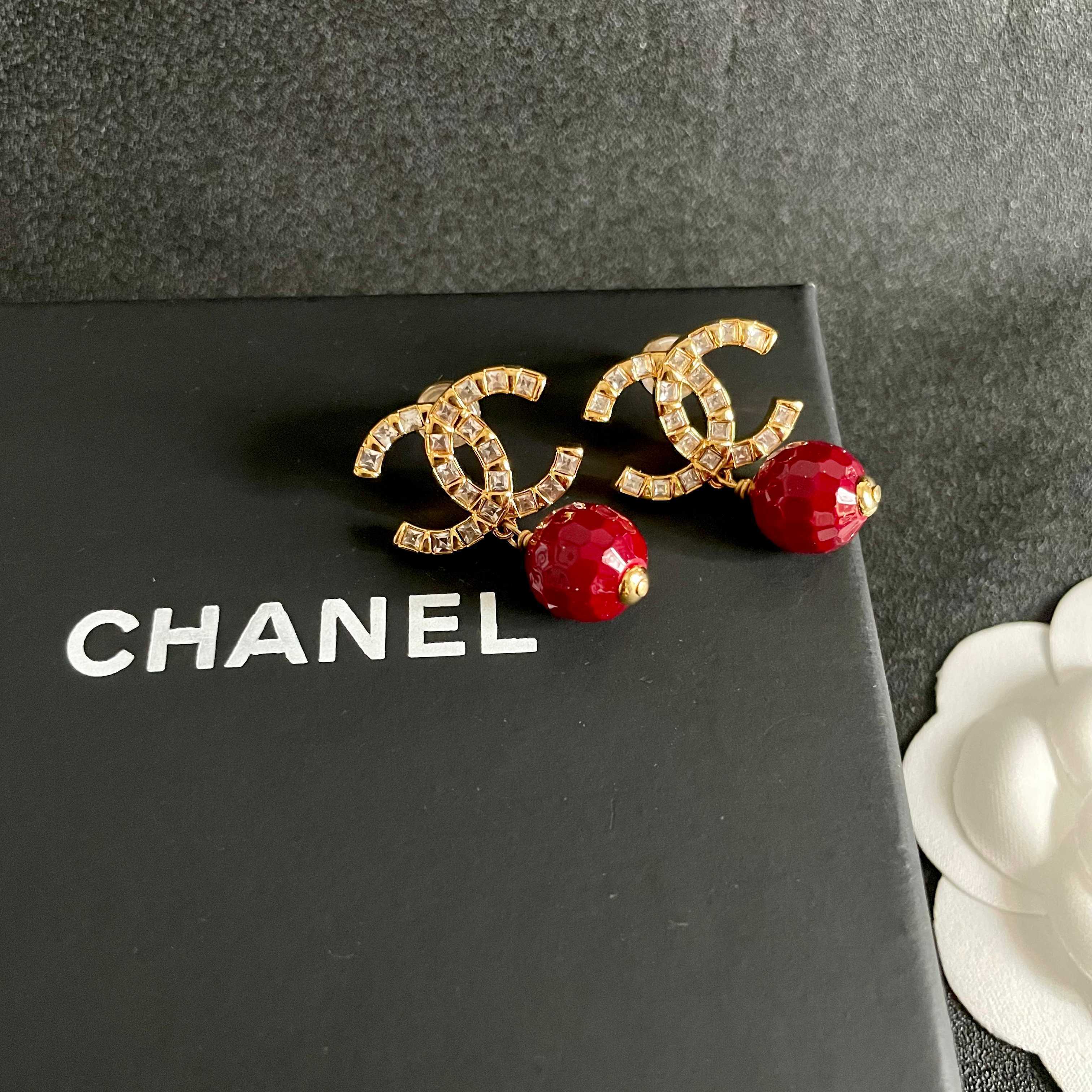 CHANEL 26S DOUBLE C LOGO CRYSTAL & RED BEAD DROP EARRINGS IN GOLD METAL 629983
