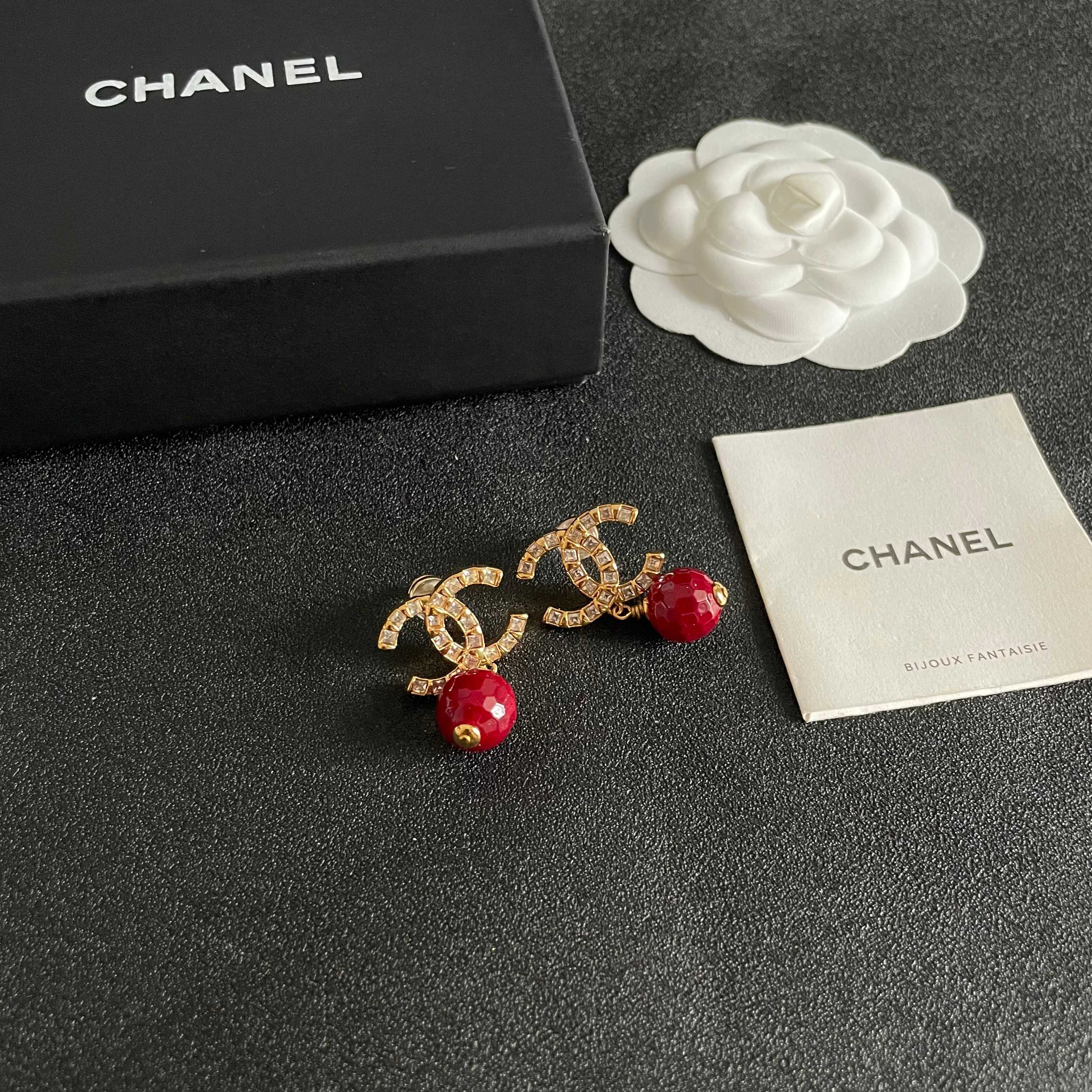 CHANEL 26S DOUBLE C LOGO CRYSTAL & RED BEAD DROP EARRINGS IN GOLD METAL 629983