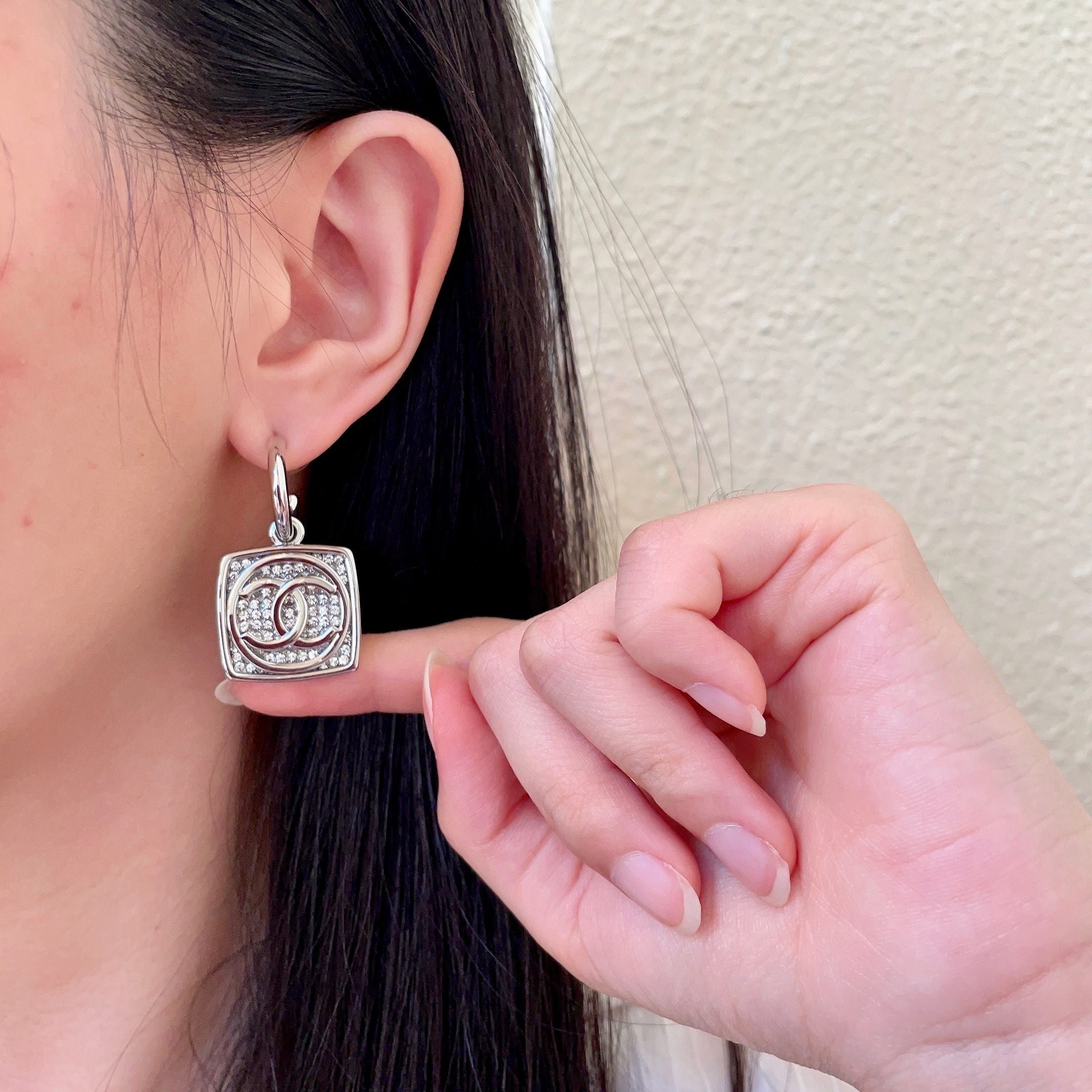 CHANEL 26S DOUBLE C LOGO CRYSTAL SQUARE DROP HOOP EARRINGS IN SILVER METAL 629984