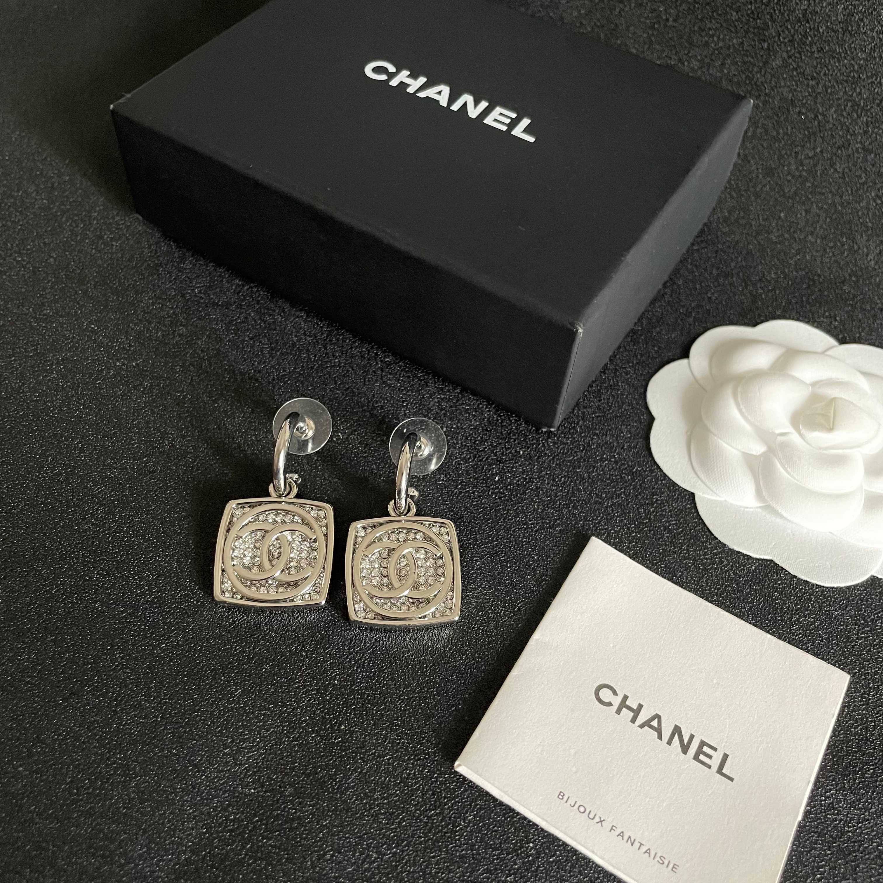 CHANEL 26S DOUBLE C LOGO CRYSTAL SQUARE DROP HOOP EARRINGS IN SILVER METAL 629984