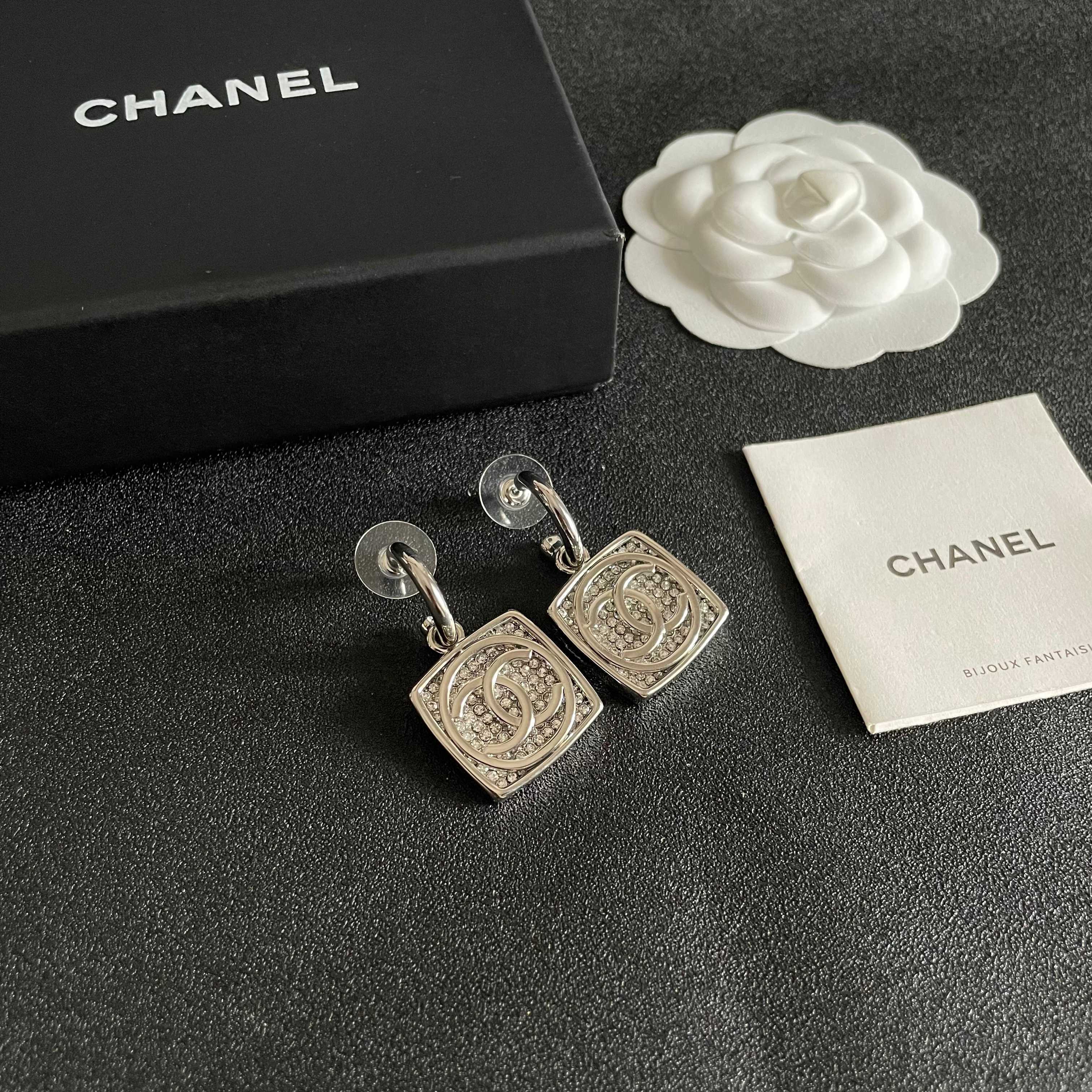 CHANEL 26S DOUBLE C LOGO CRYSTAL SQUARE DROP HOOP EARRINGS IN SILVER METAL 629984